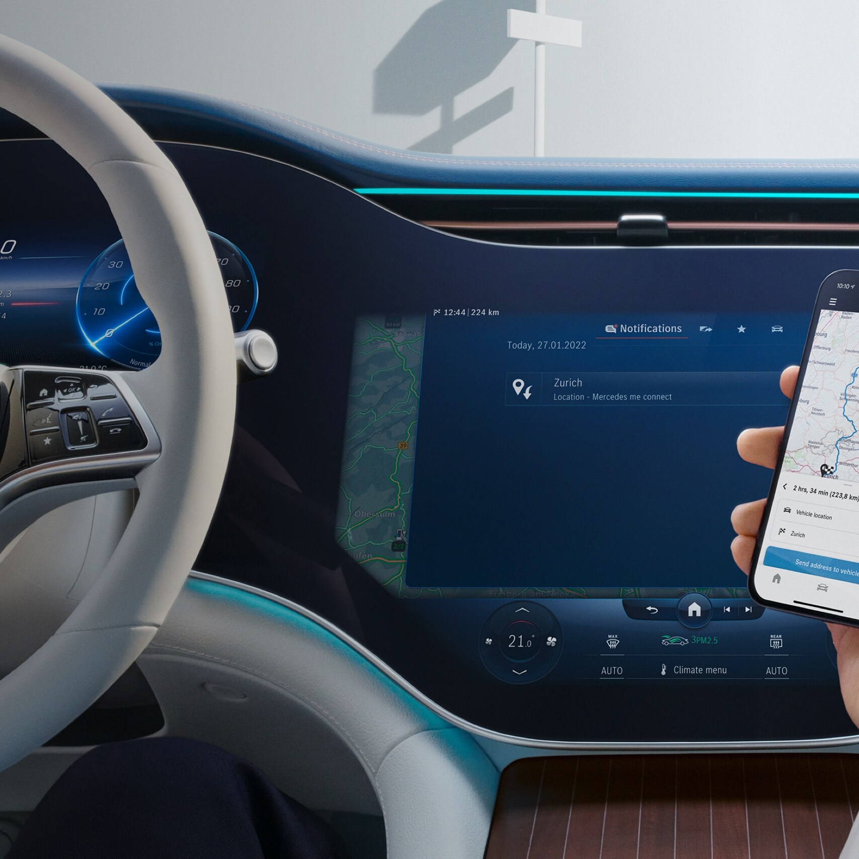 남성이 스마트폰에서 Mercedes-Benz App을 열고 있습니다.