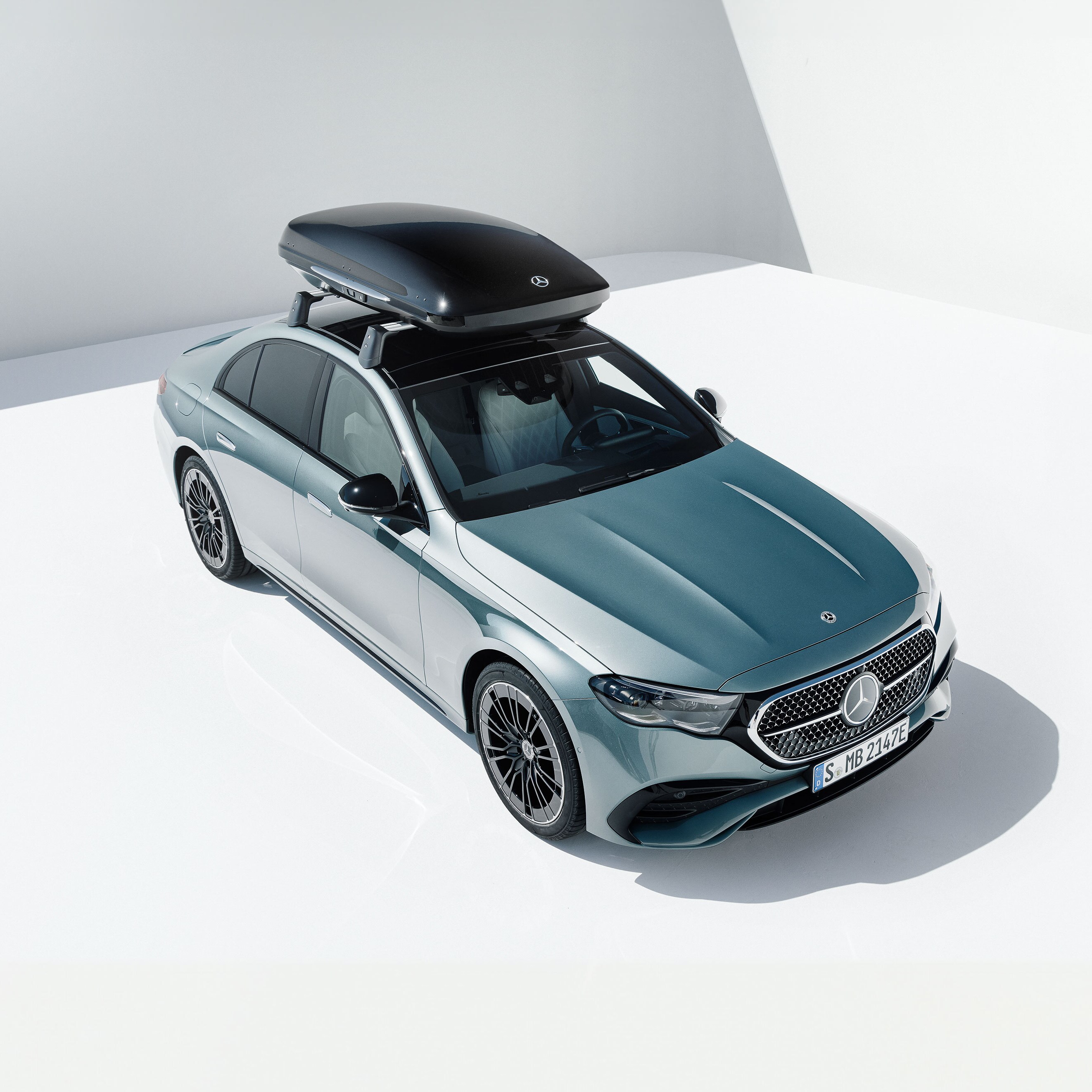 캐리어가 장착된 실버 Mercedes-Benz.