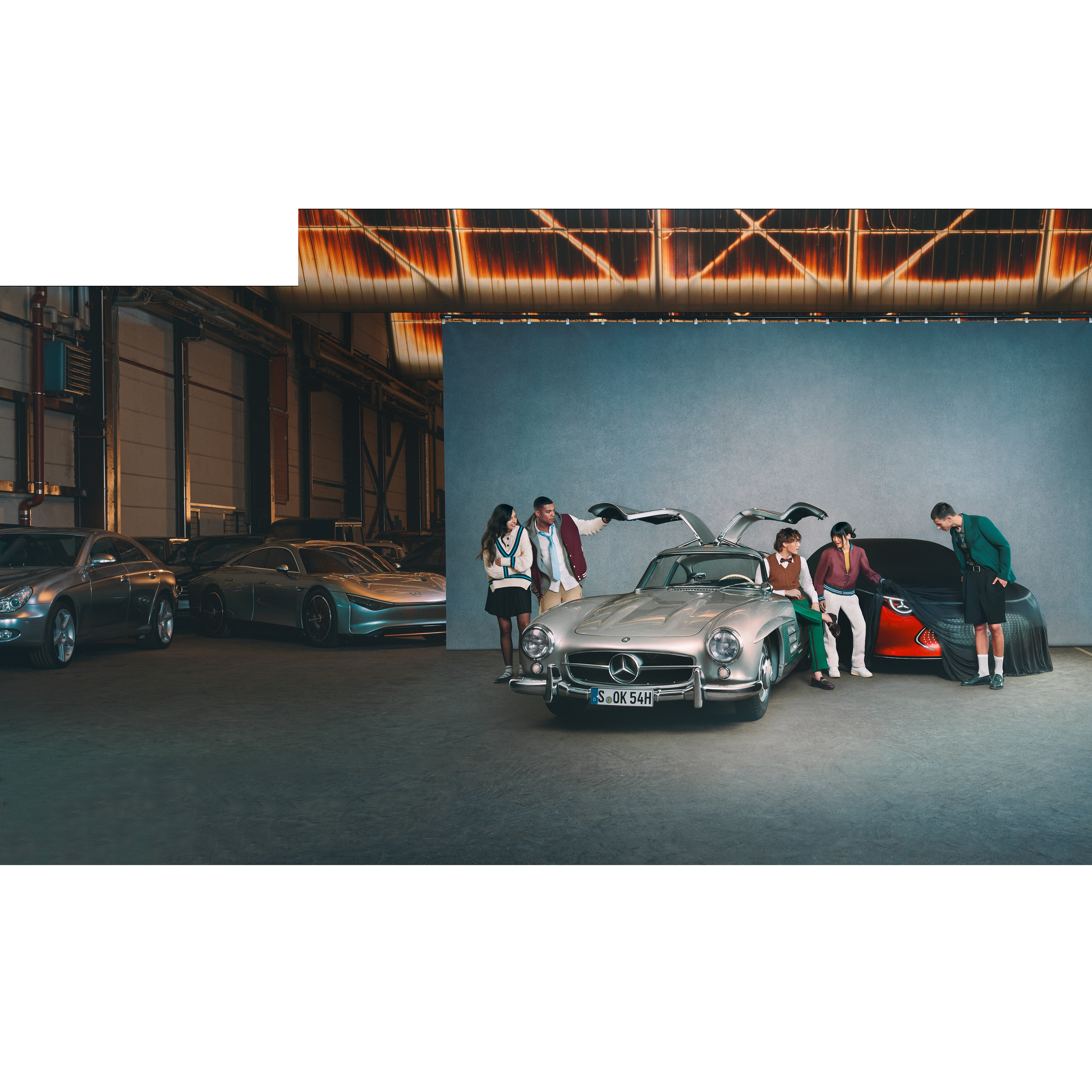 Defining Class | Mercedes-Benz Mercedes-Benz 차량 여러대의 전방 모습.