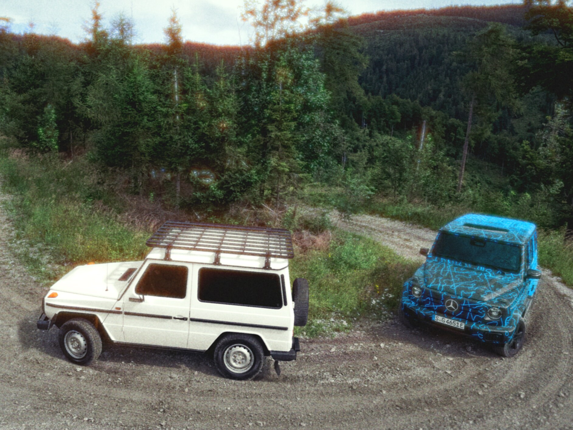 이전 모델과 함께 나란히 서 있는 새로운 G-Class 전기차의 프로토타입.