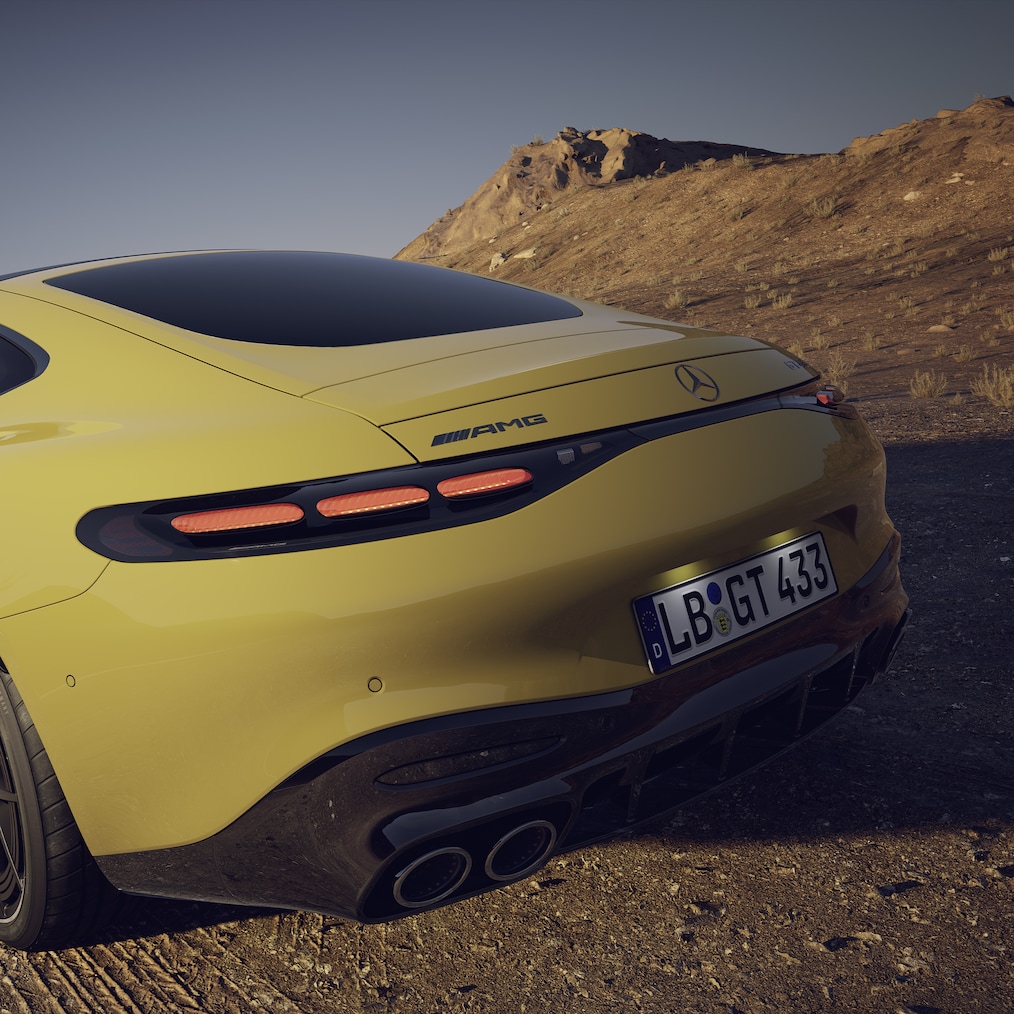 리어 윙이 펼쳐진 상태에서 주행하는 Mercedes-AMG GT 43 Coupé를 뒤에서 바라본 모습.