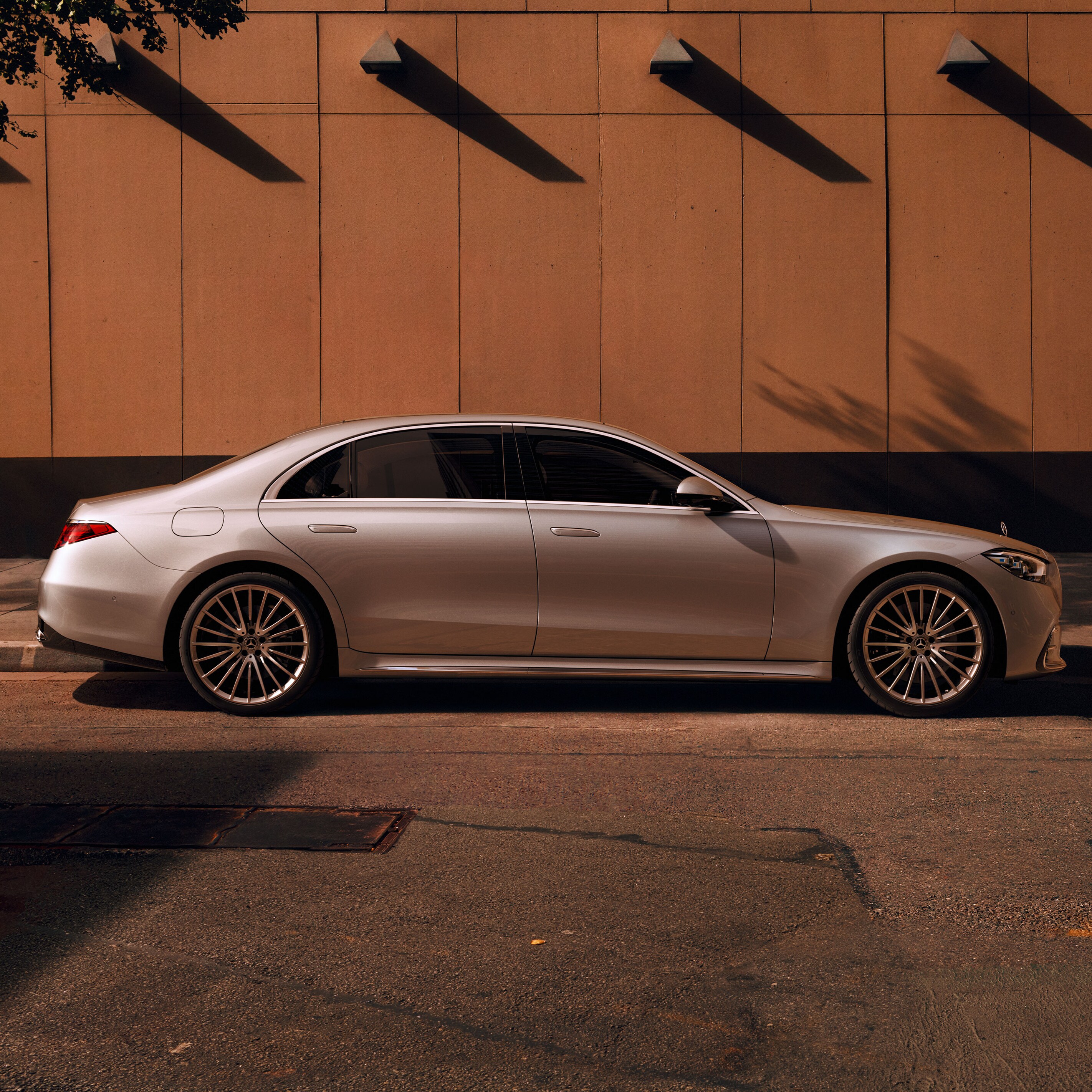 Mercedes-Benz S-Class 세단의 측면 모습.