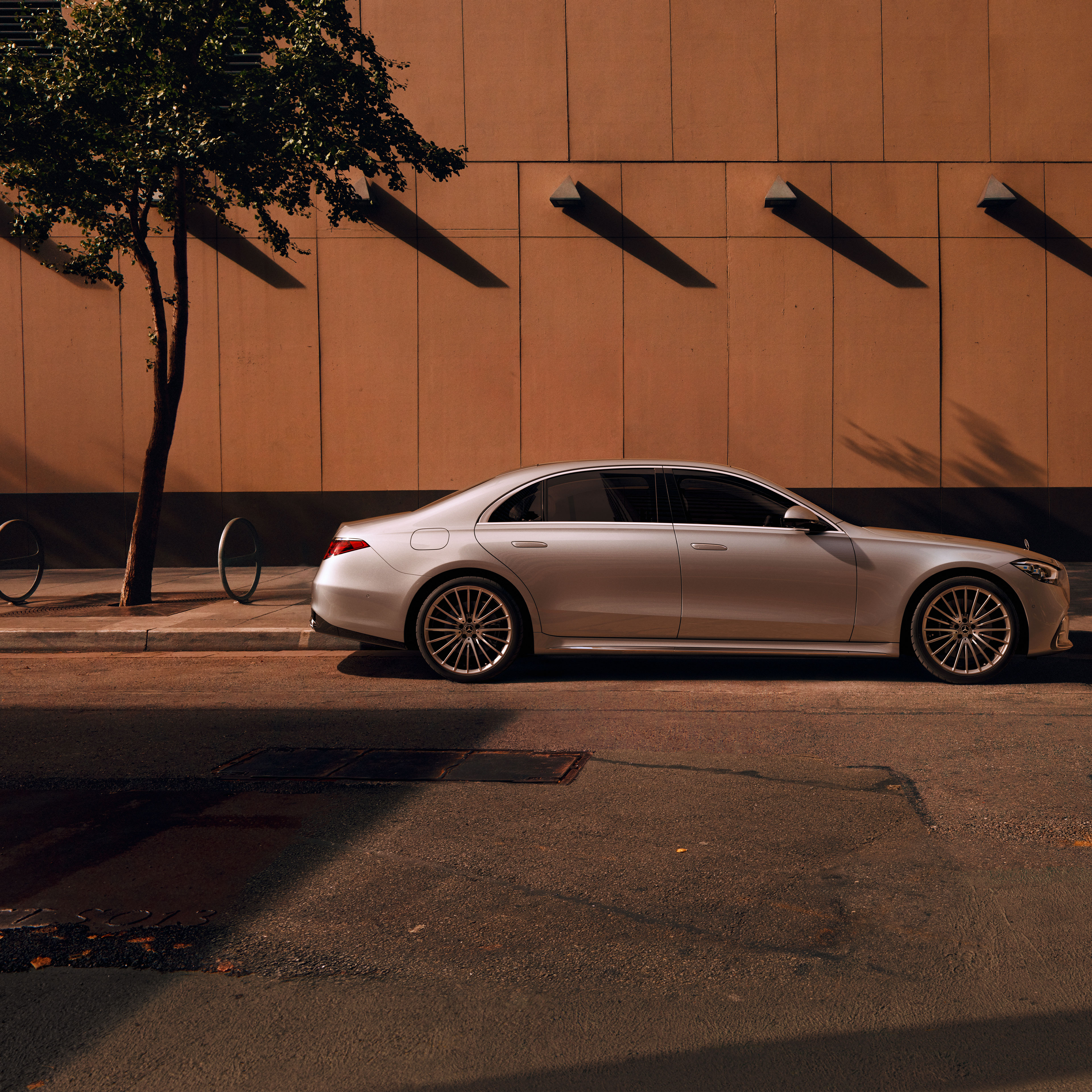 S-Class 세단 | Mercedes-Benz Mercedes-Benz S-Class 세단의 측면 모습.