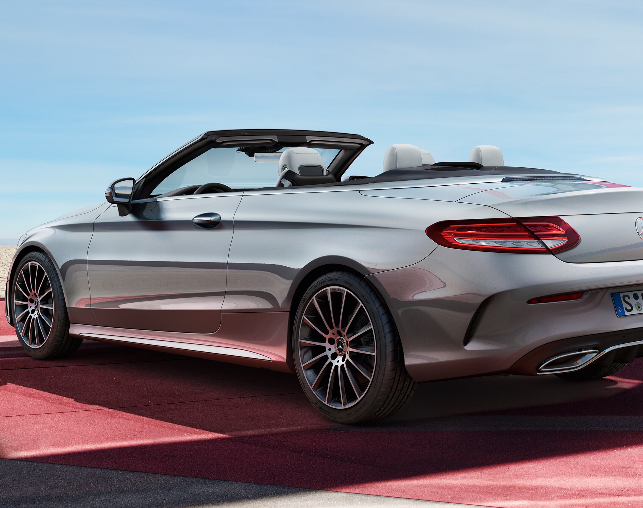 C-Class Cabriolet의 측면에서 바라본 후방 모습