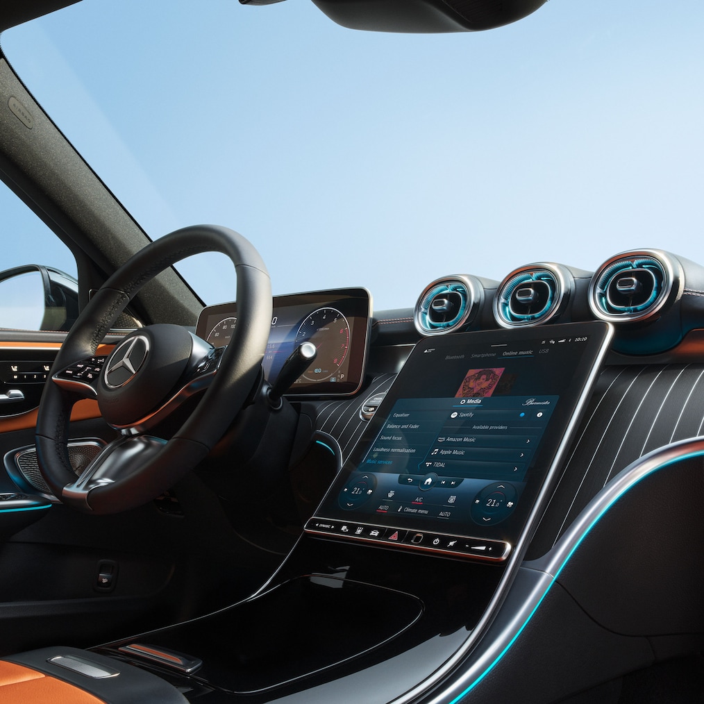 Mercedes-Benz C-Class의 디스플레이 장착 콕핏을 가까이에서 바라본 모습.