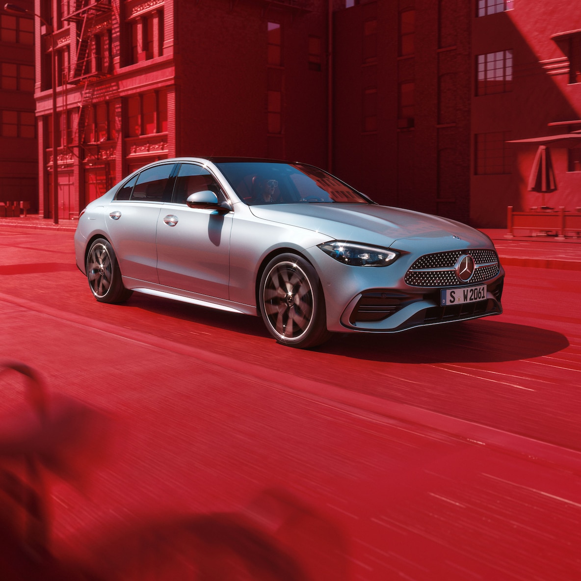 Mercedes-Benz C-Class Sedan의 전방 측면 모습.