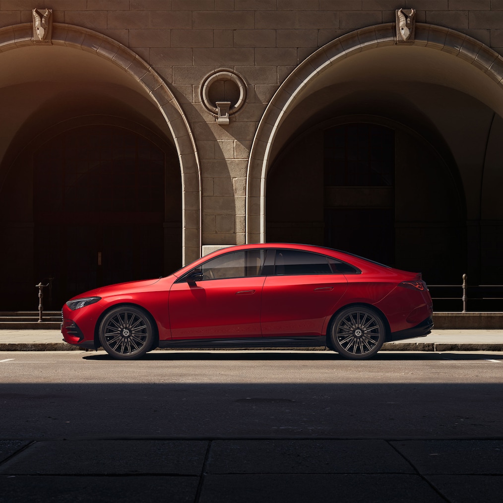 Mercedes-Benz CLA C174의 파노라마 선루프 덕분에 전면을 약간 높은 시점에서 바라볼 수 있습니다.