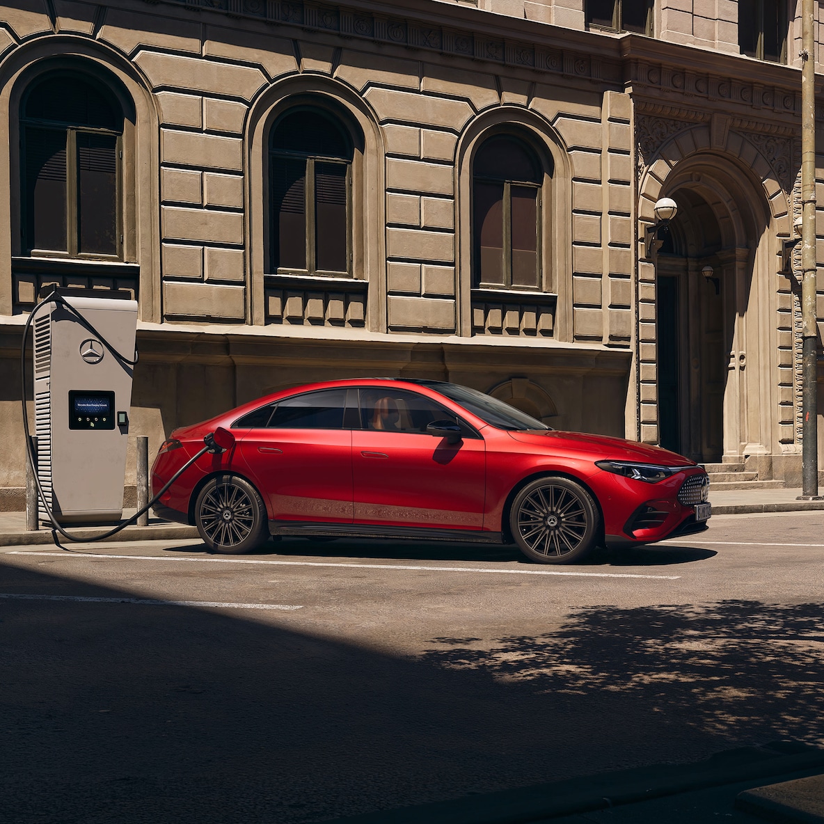충전소에 있는 Mercedes-Benz CLA C174의 측면 모습
