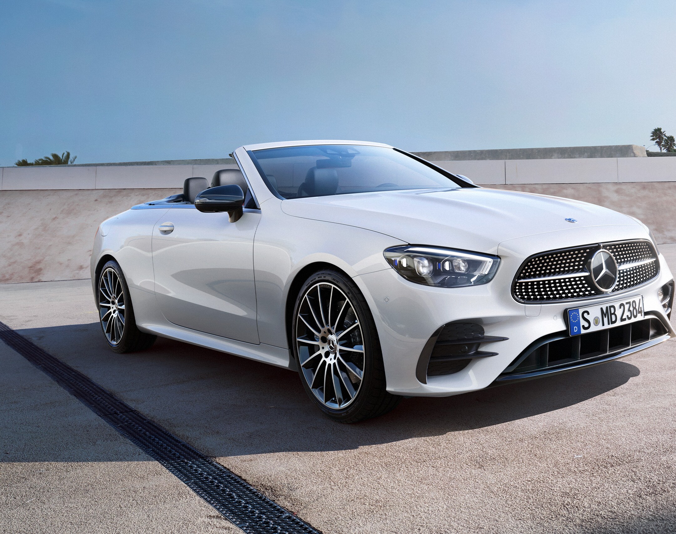 Mercedes-Benz E-Class Cabriolet의 전방 모습