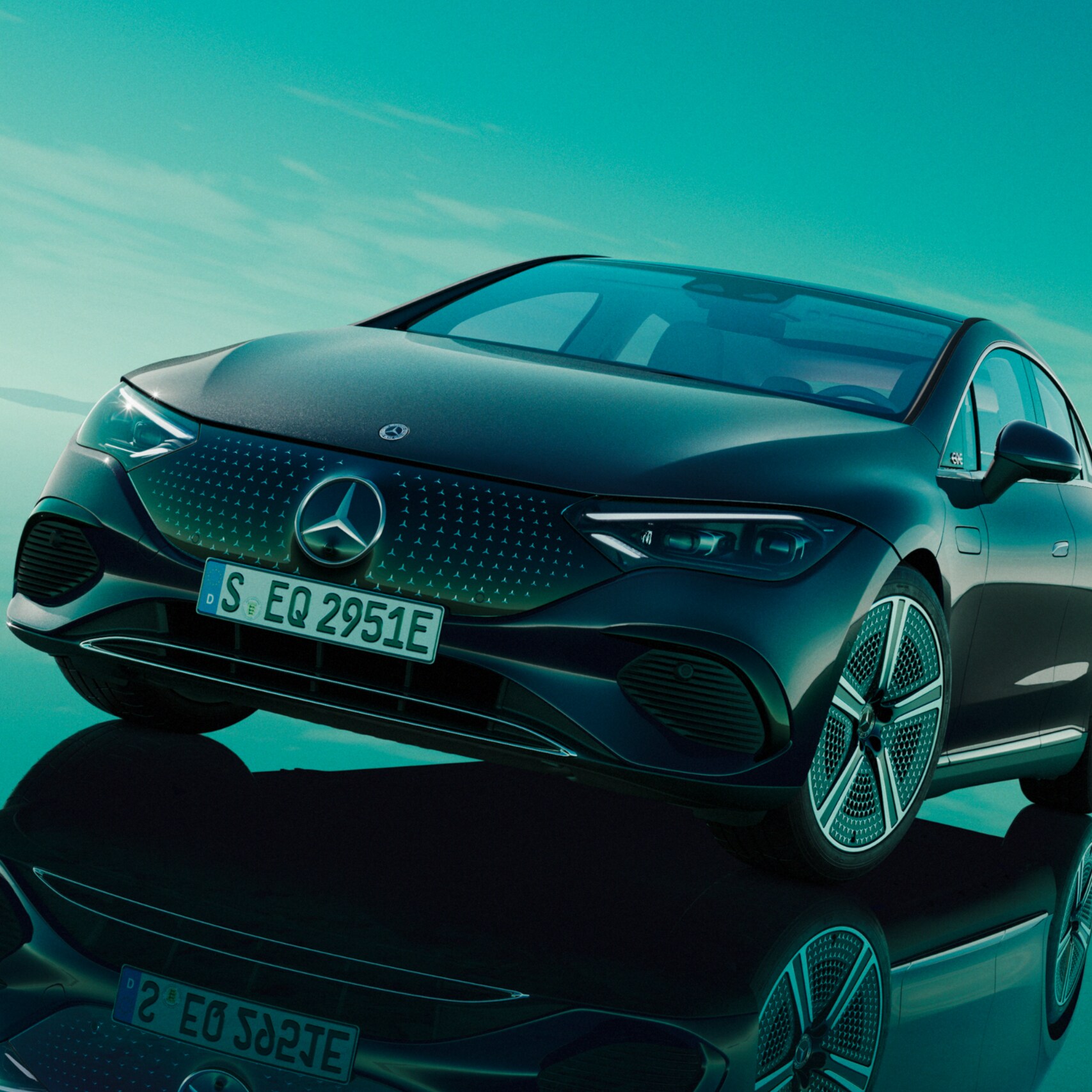 정면에서 바라본 Mercedes EQE Sedan