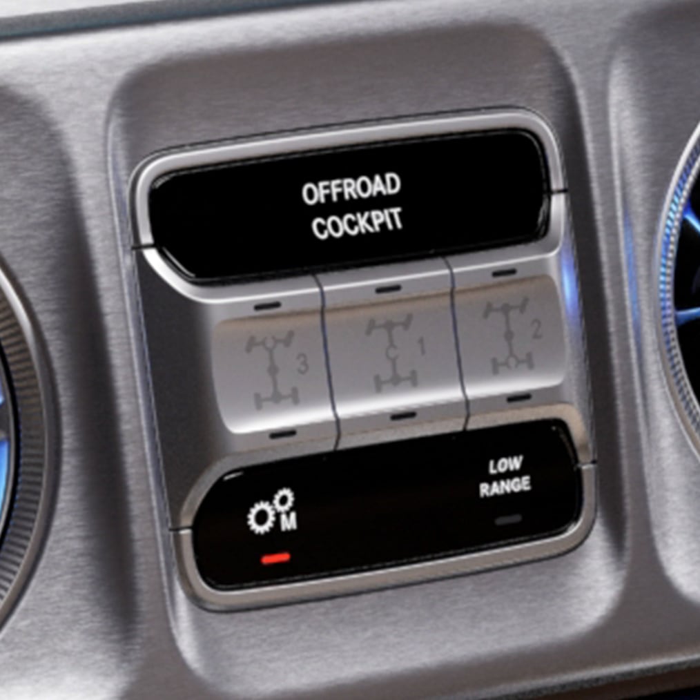 디퍼렌셜 잠금장치 스위치 3개가 있는 G-Class의 오프로드 콕핏을 가까이에서 바라본 모습.