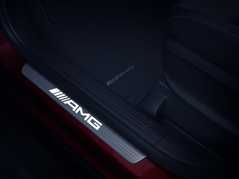 Mercedes-AMG GLA 35 4MATIC의 "AMG" 문자열이 있는 AMG 도어 실에 조명이 켜진 모습