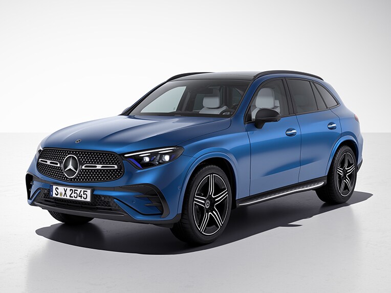 AMG Line이 적용된 뉴 Mercedes-Benz GLC SUV의 측면에서 바라본 전방 모습