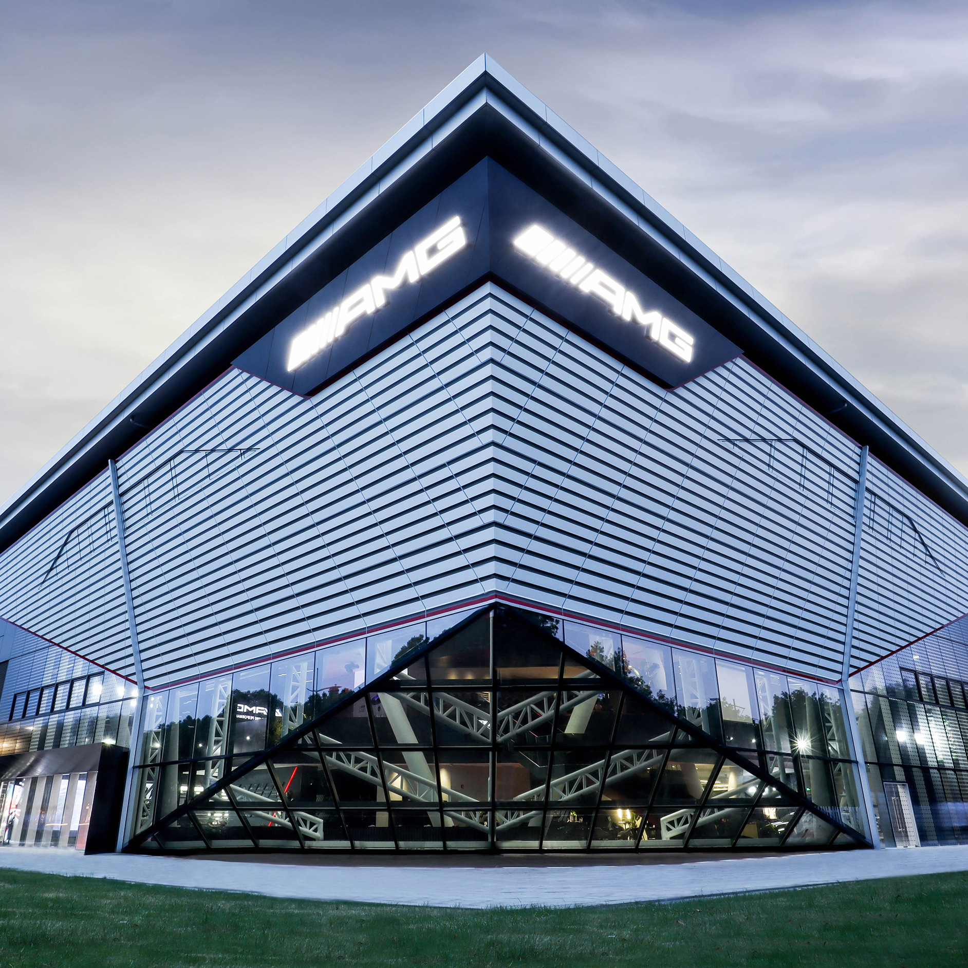 AMG 익스피리언스 센터 | 전 세계 AMG 센터 | Mercedes-AMG AMG 익스피리언스 센터