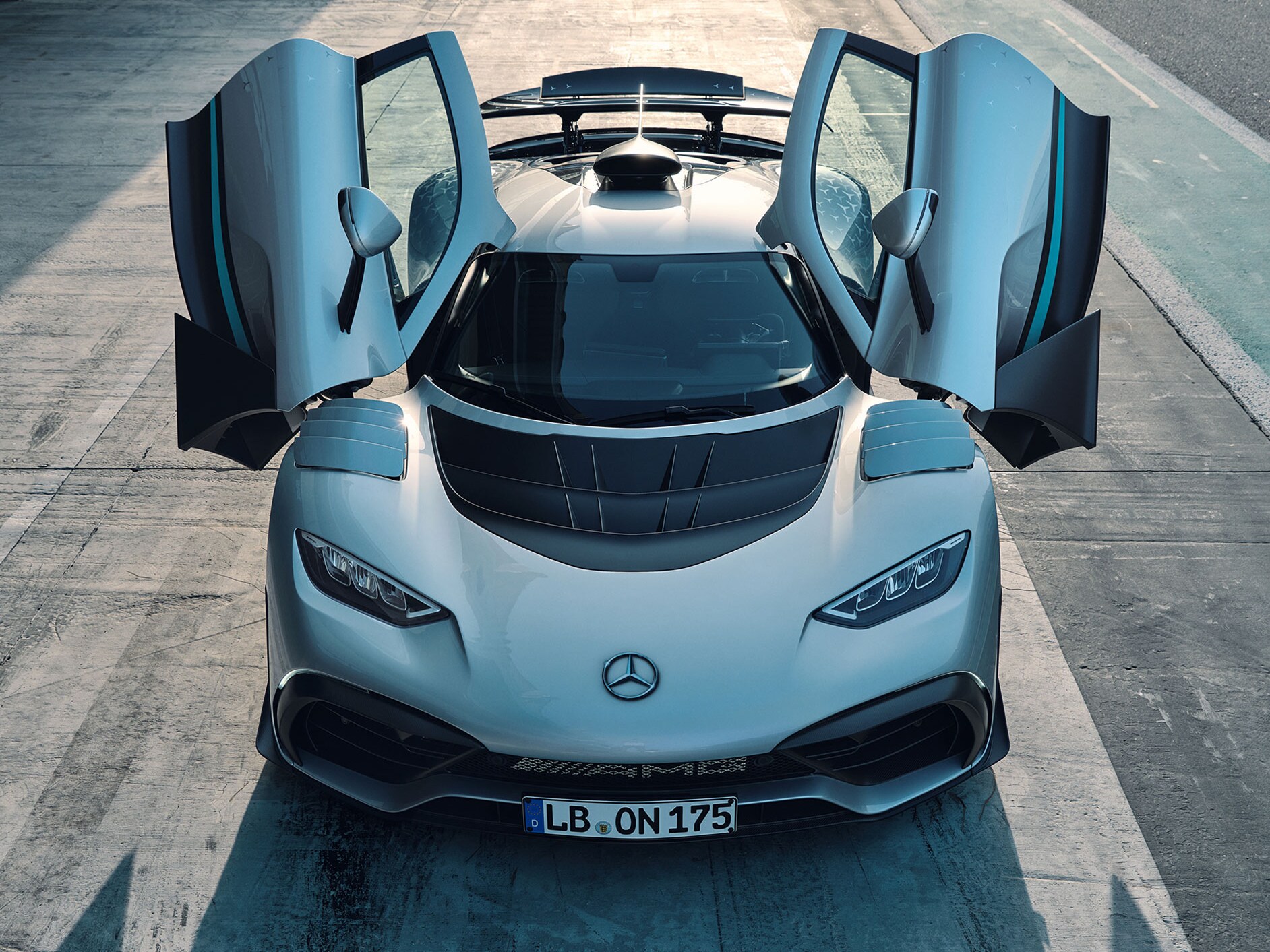 도어가 열려 있는 Mercedes-AMG ONE 전면부