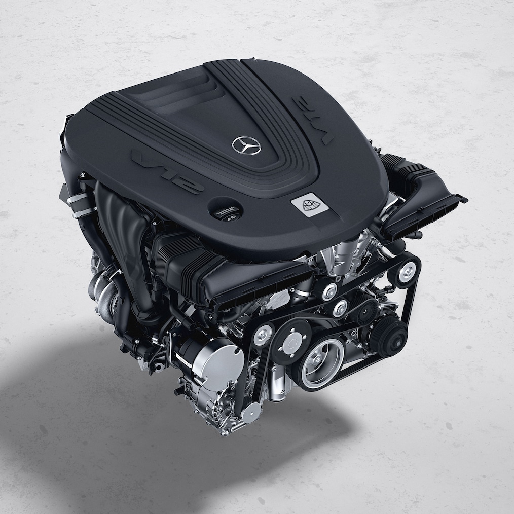 Mercedes-Maybach S 680 전방 펜더의 V12 뱃지.