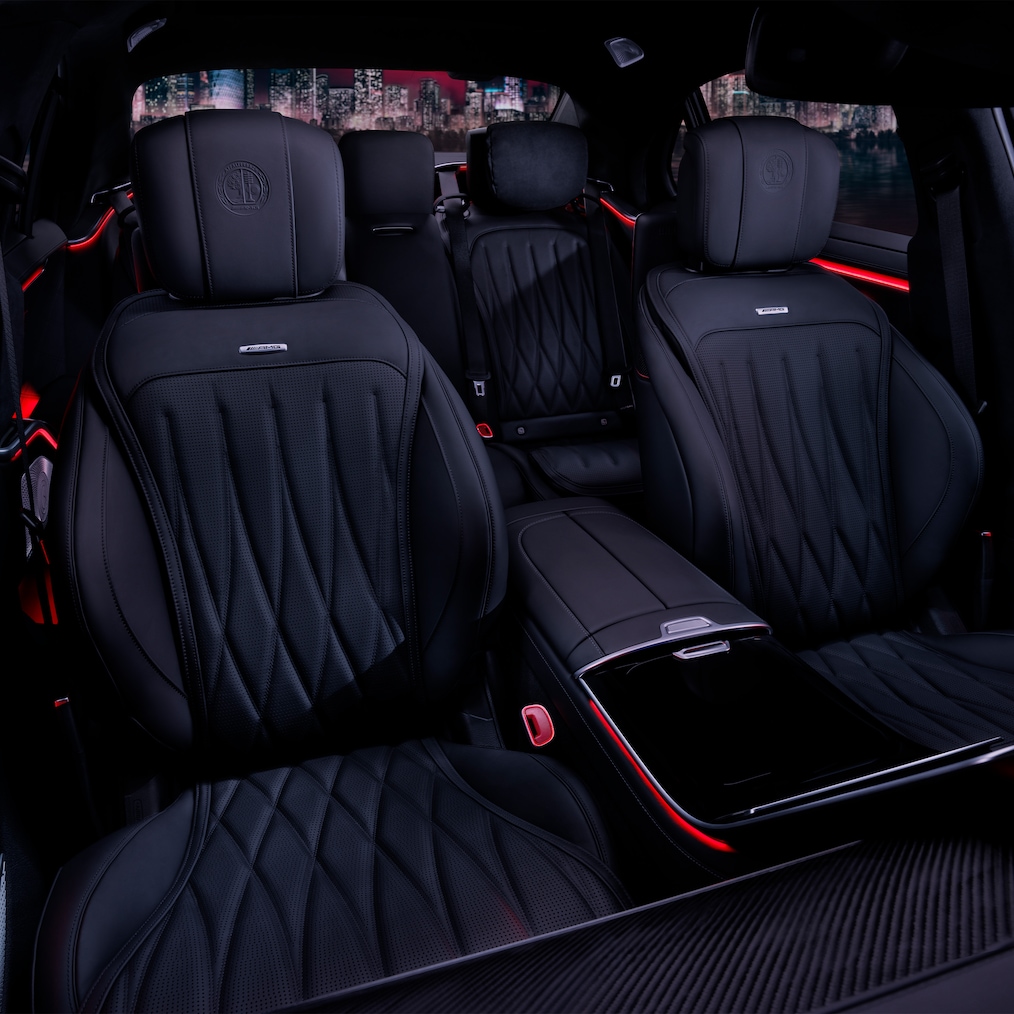 Mercedes-AMG S 63 E PERFORMANCE의 앞좌석 시트와 콕핏 측면 모습.