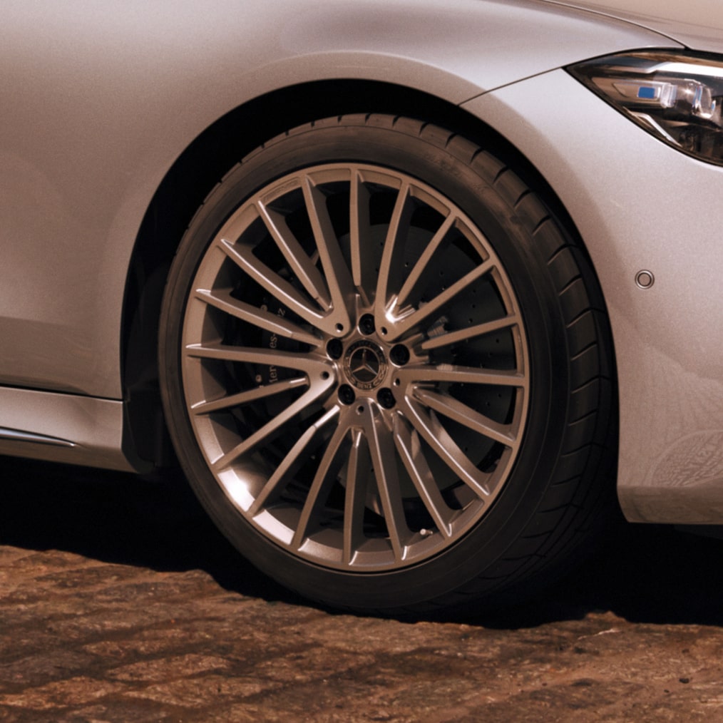 가까이에서 바라본 메르세데스-벤츠 S-Class Sedan의 경량 알로이 휠.