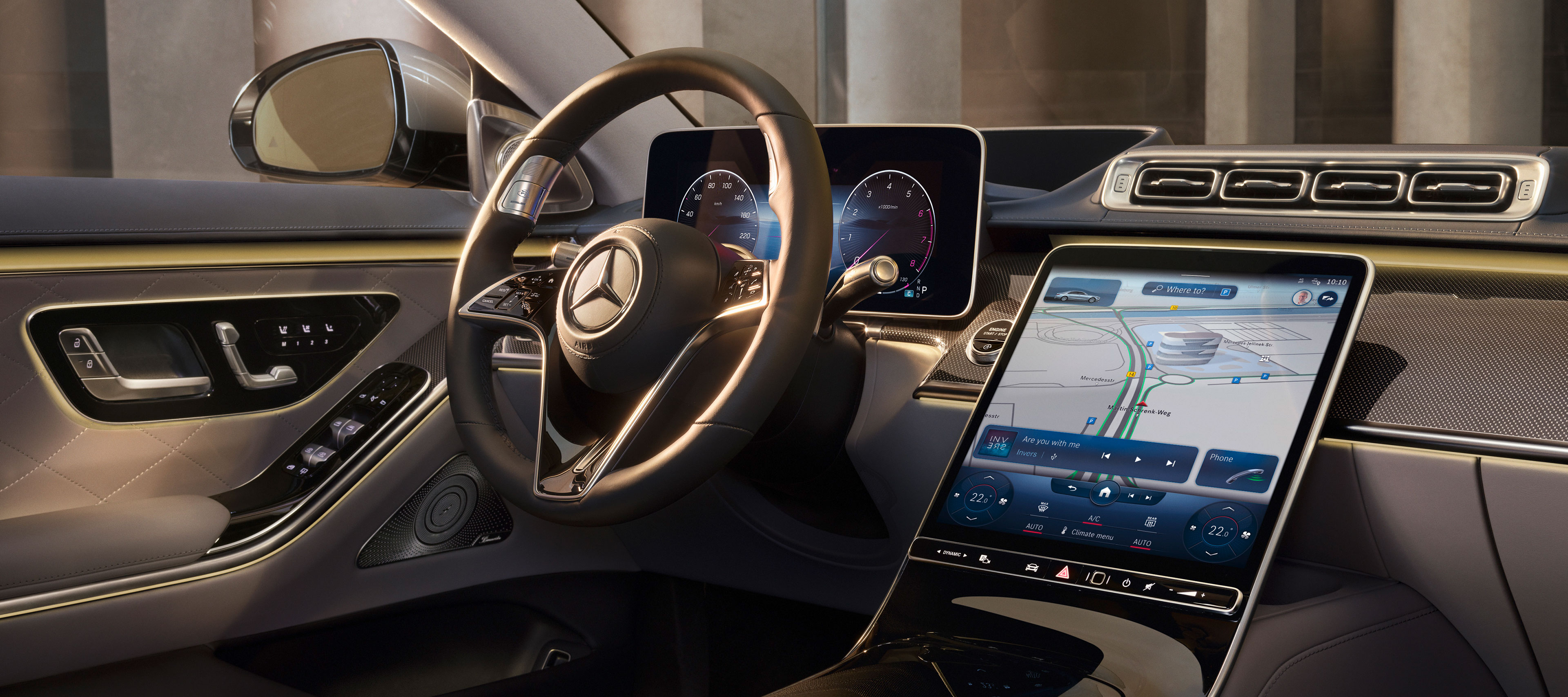 MBUX 제로 레이어 시작 화면 뉴 Mercedes-Benz S-Class의 MBUX 탑재 대형 터치스크린이 보이는 차량 내부