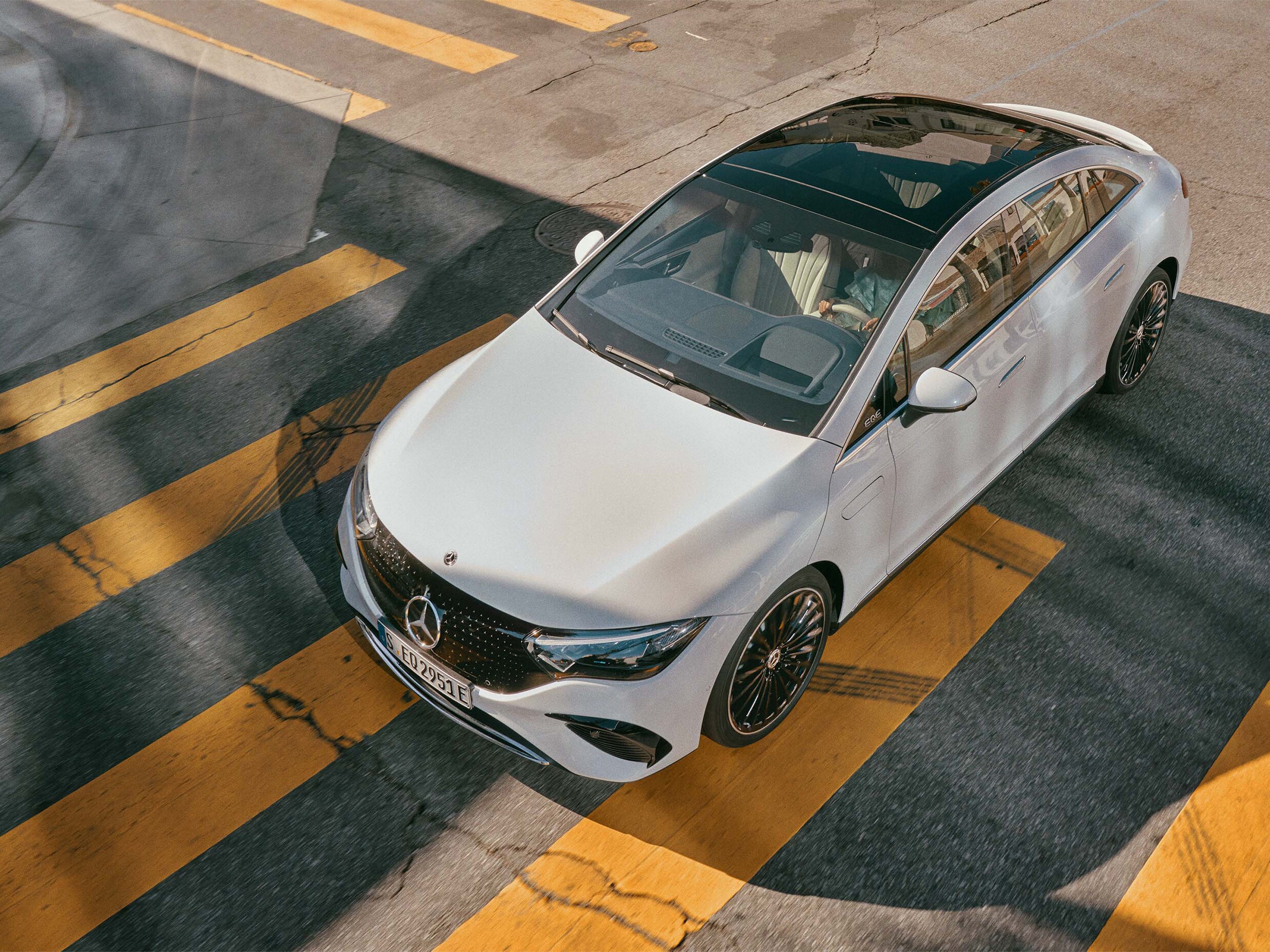 Mercedes-EQ의 EQE가 대도시를 질주하는 모습과 자동차가 충전소에 연결되는 방식