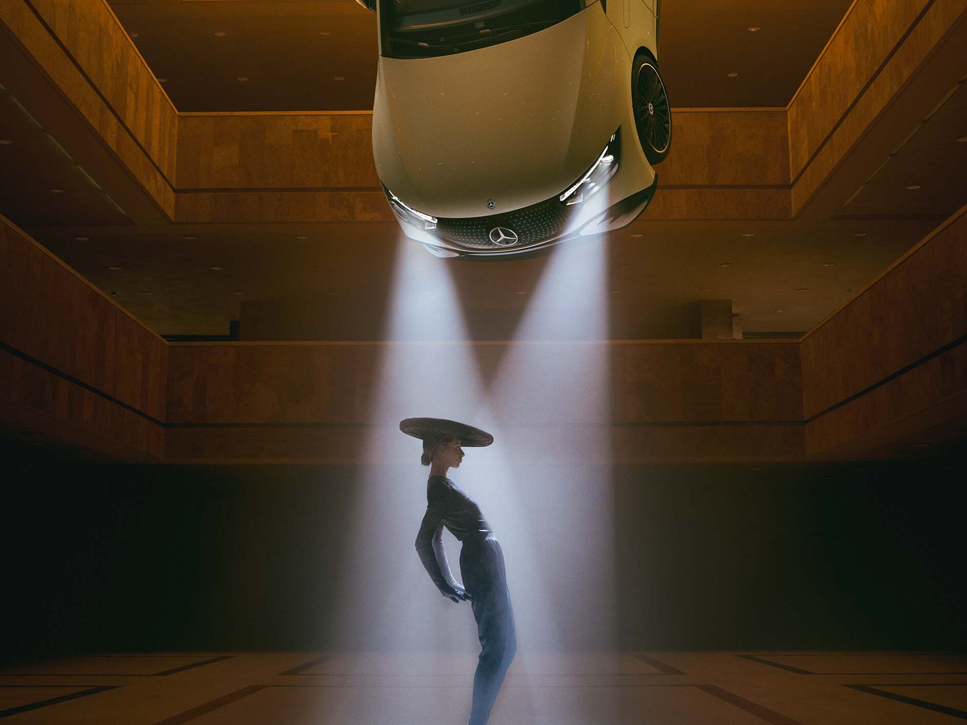 천장에 헤드램프가 걸려 있는 어두운 공간과 라이트 콘 앞에 서 있는 여성