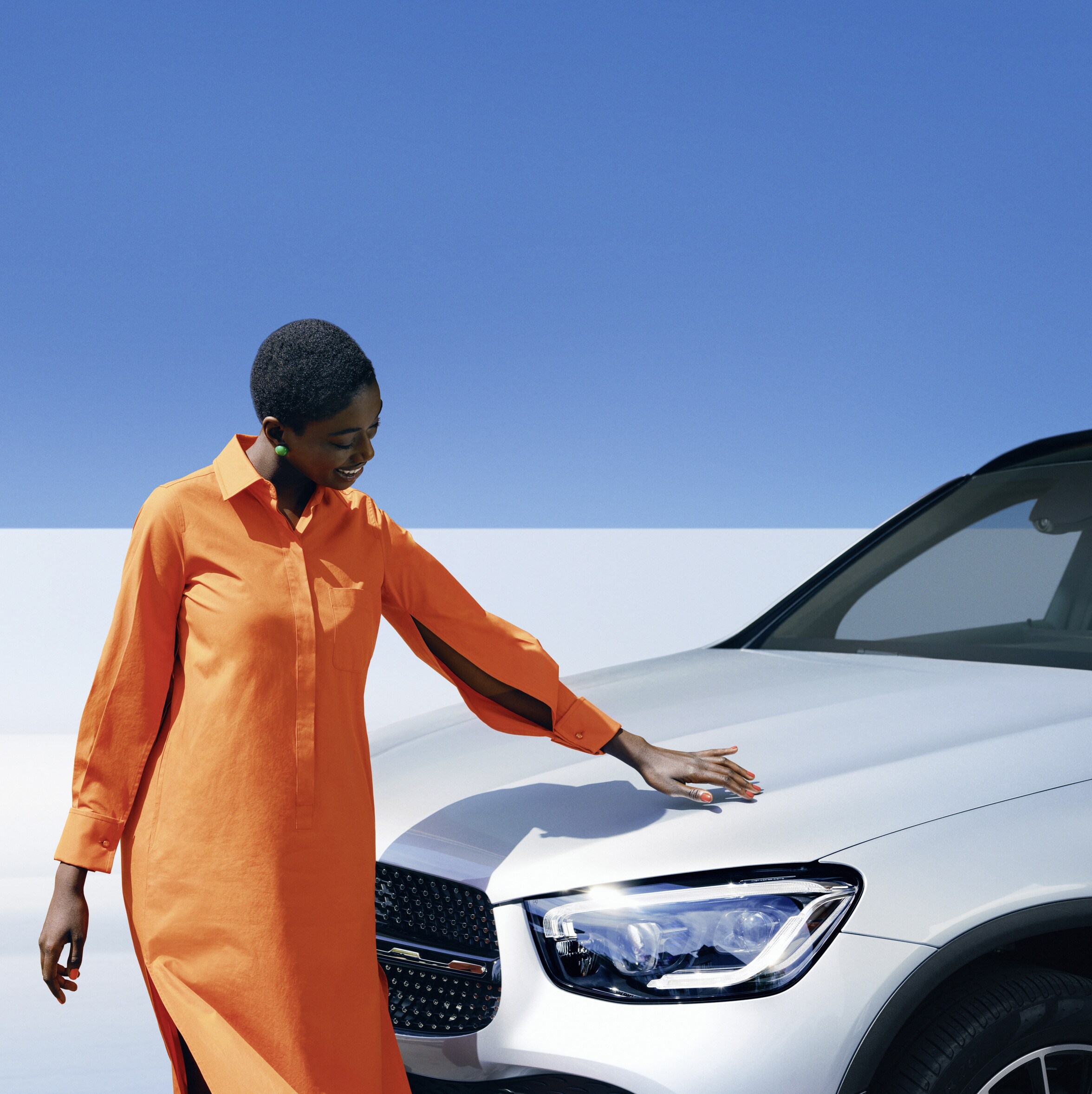 한 여성이 Mercedes-Benz 차량을 살펴보고 있습니다.