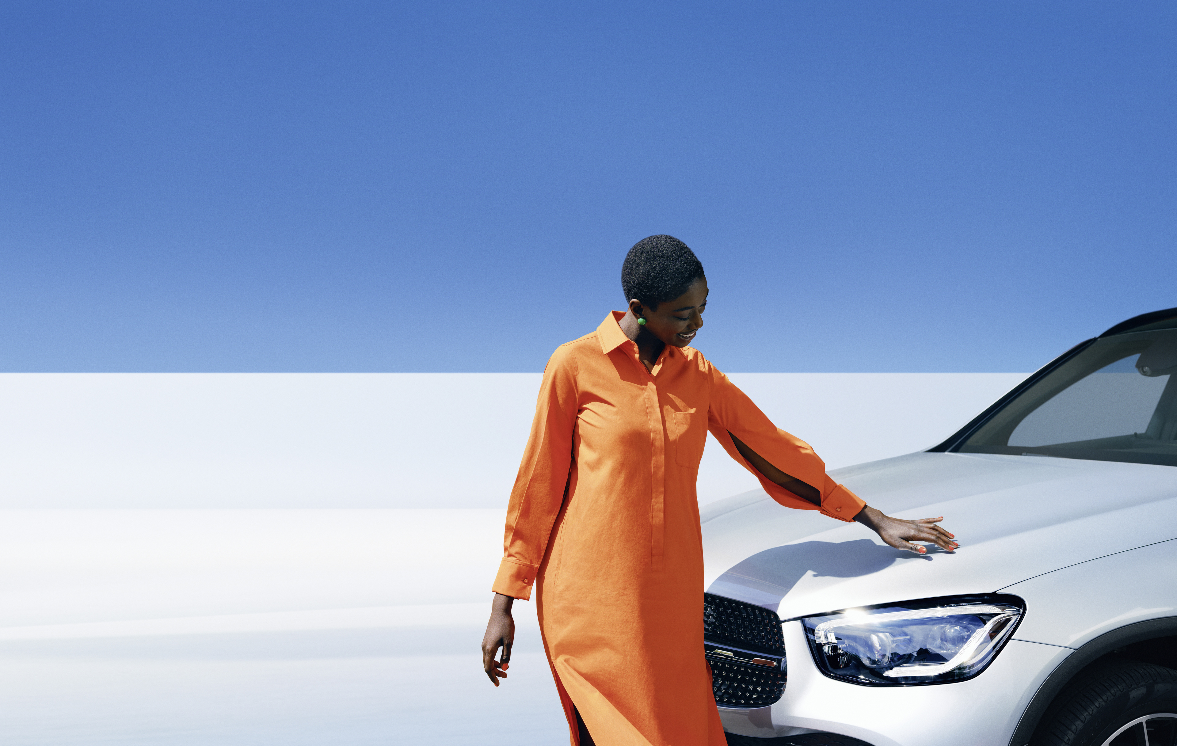 오리지널 카 케어 | Mercedes-Benz 한 여성이 Mercedes-Benz 차량을 살펴보고 있습니다.