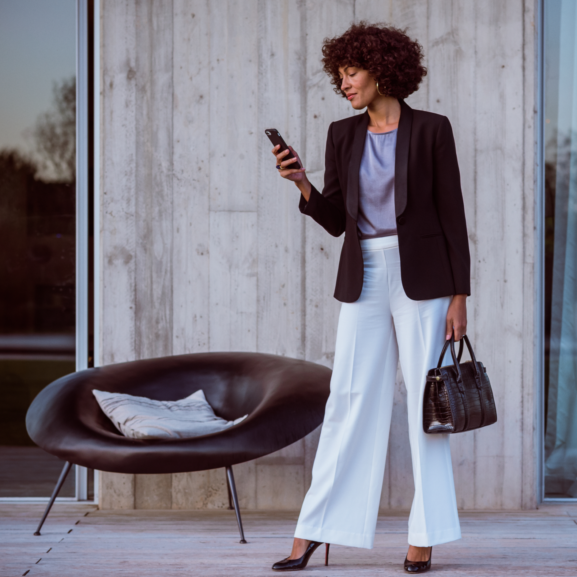 한 여성이 스마트폰으로 Mercedes me 앱 및 Mercedes me ID를 사용하여 메르세데스-벤츠 차량에 연결하고 있습니다. 한 여성이 스마트폰으로 Mercedes me 앱 및 Mercedes me ID를 사용하여 메르세데스-벤츠 차량에 연결하고 있습니다.