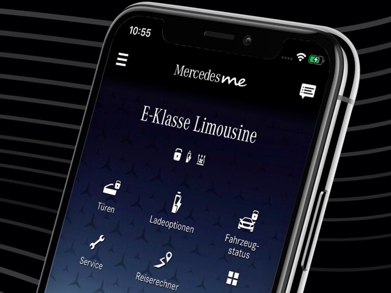 스마트폰의 Mercedes me App 메뉴에 내비게이션, 원격 서비스 및 URBAN GUARD 관련 디지털 서비스 상품의 사용 가능한 기능이 표시됩니다.