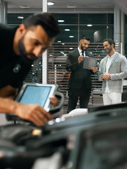 메르세데스-벤츠 엔지니어가 차량 전원 배터리를 점검하고 있습니다.