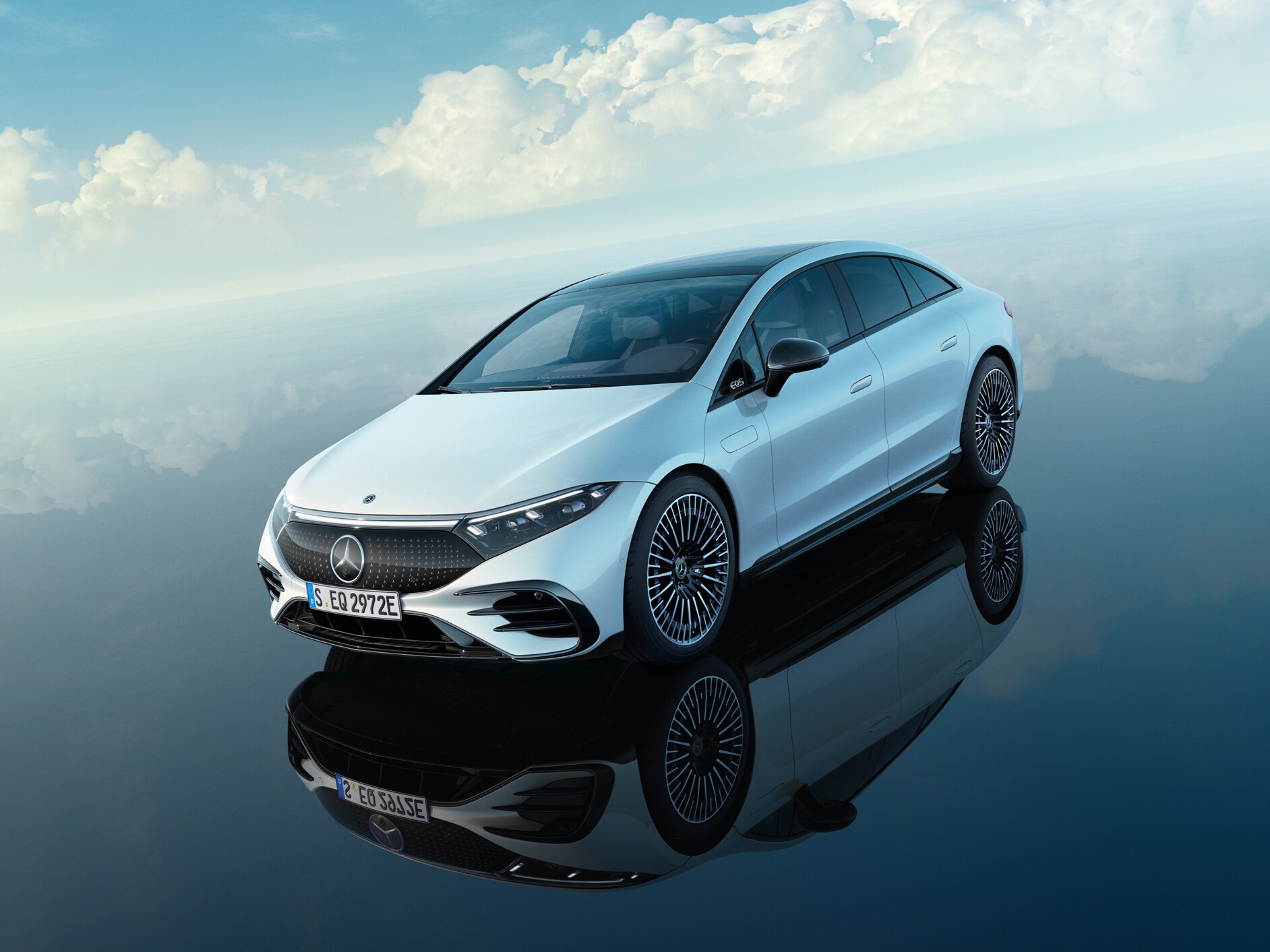 화이트 컬러의 메르세데스-EQ가 새파란 하늘 아래에 서 있습니다.