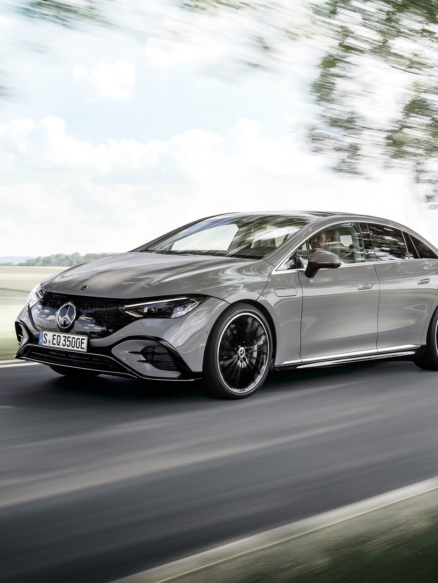 국도 위에 있는 EQS의 측면에서 바라본 전방 모습