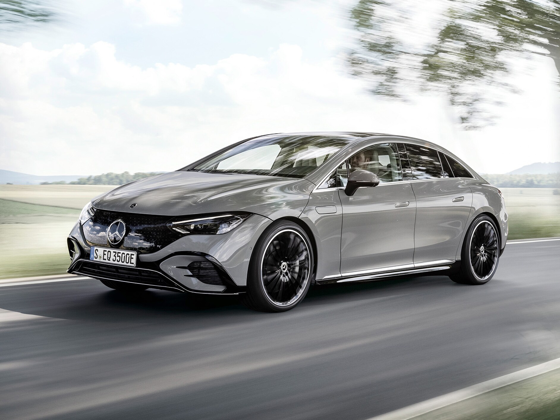 국도 위에 있는 EQS의 측면에서 바라본 전방 모습