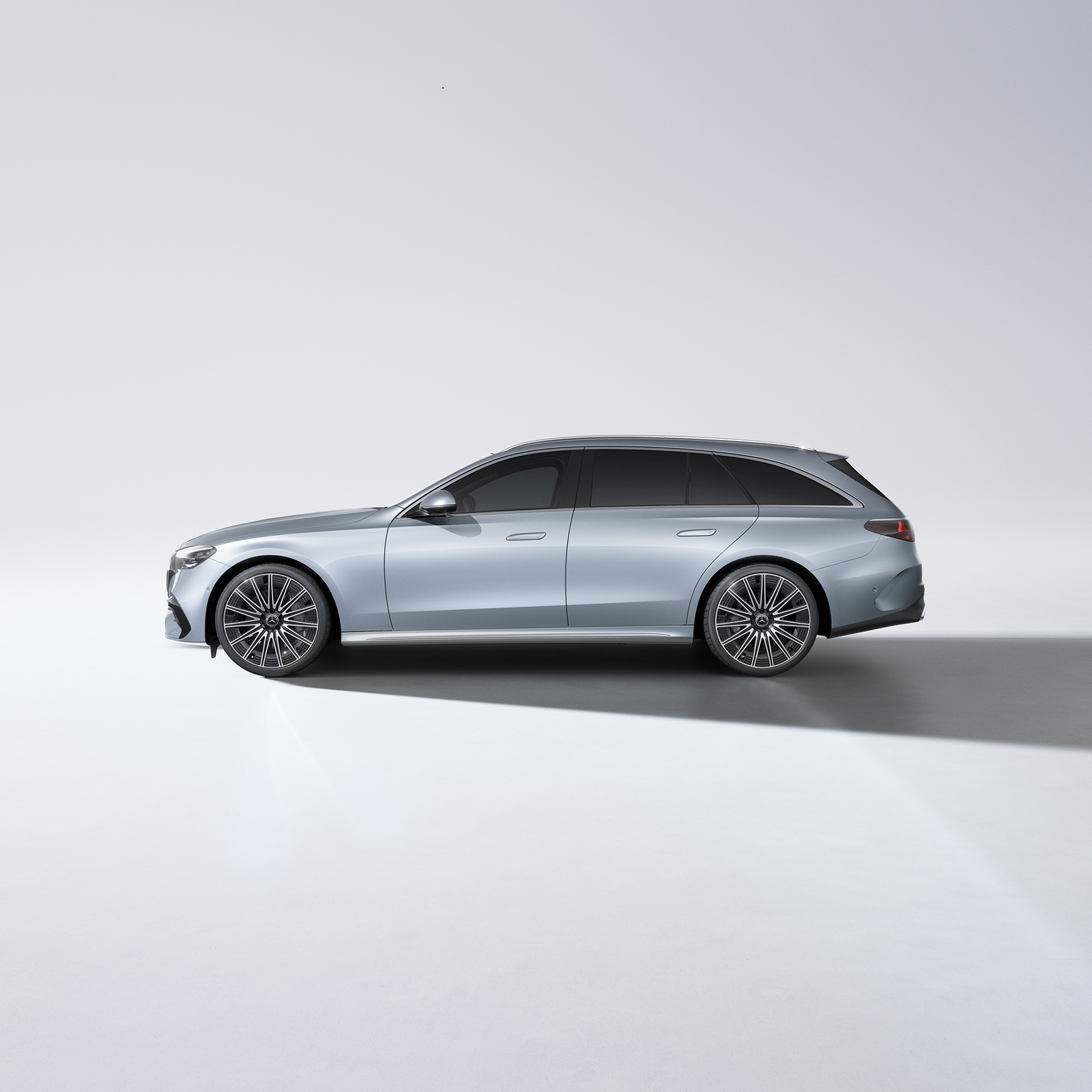 인텔리전트 드라이브 | Mercedes-Benz 인텔리전트 드라이브 Mercedes-Benz E-Class 왜건의 측면 모습.