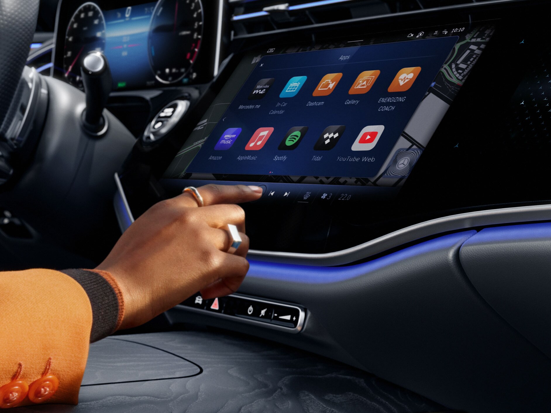 Mercedes-Benz E-Class 세단의 인테리어.