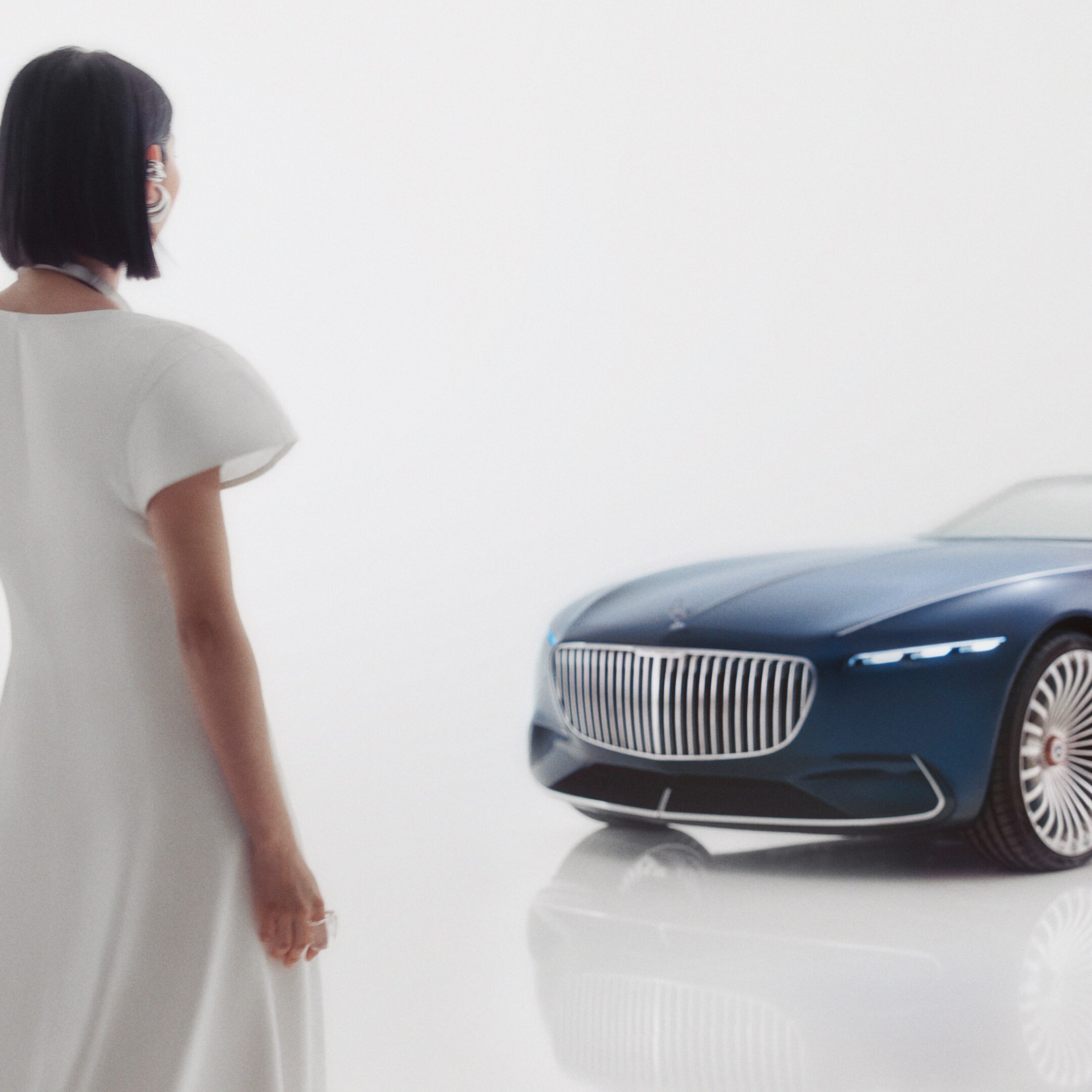투톤 도장을 적용한 한 대의 Mercedes-Maybach를 여러 각도에서 본 모습