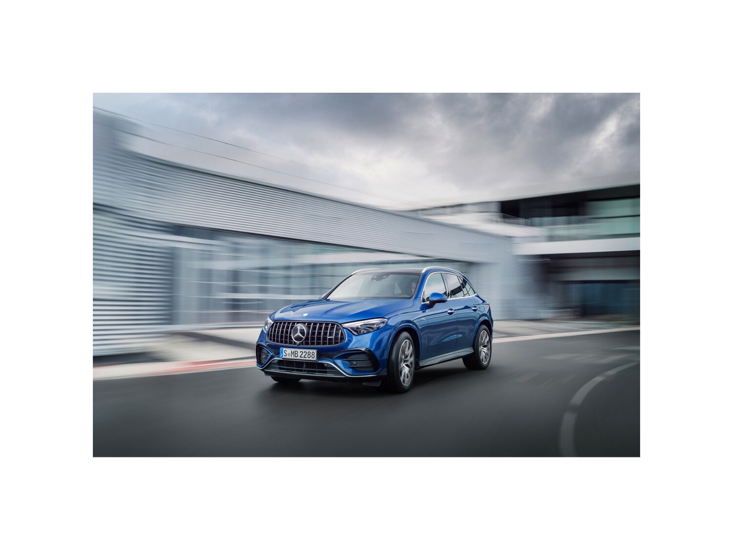 더 뉴 메르세데스-AMG GLC 차량 모습