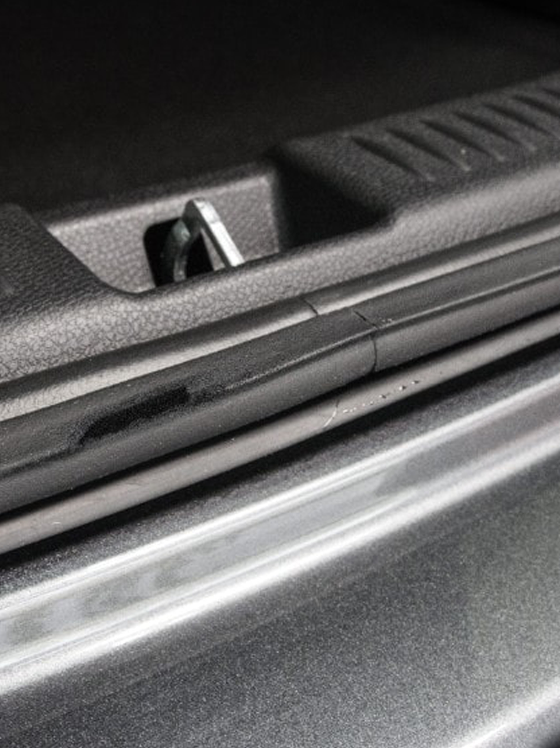 도어 트레드 부분