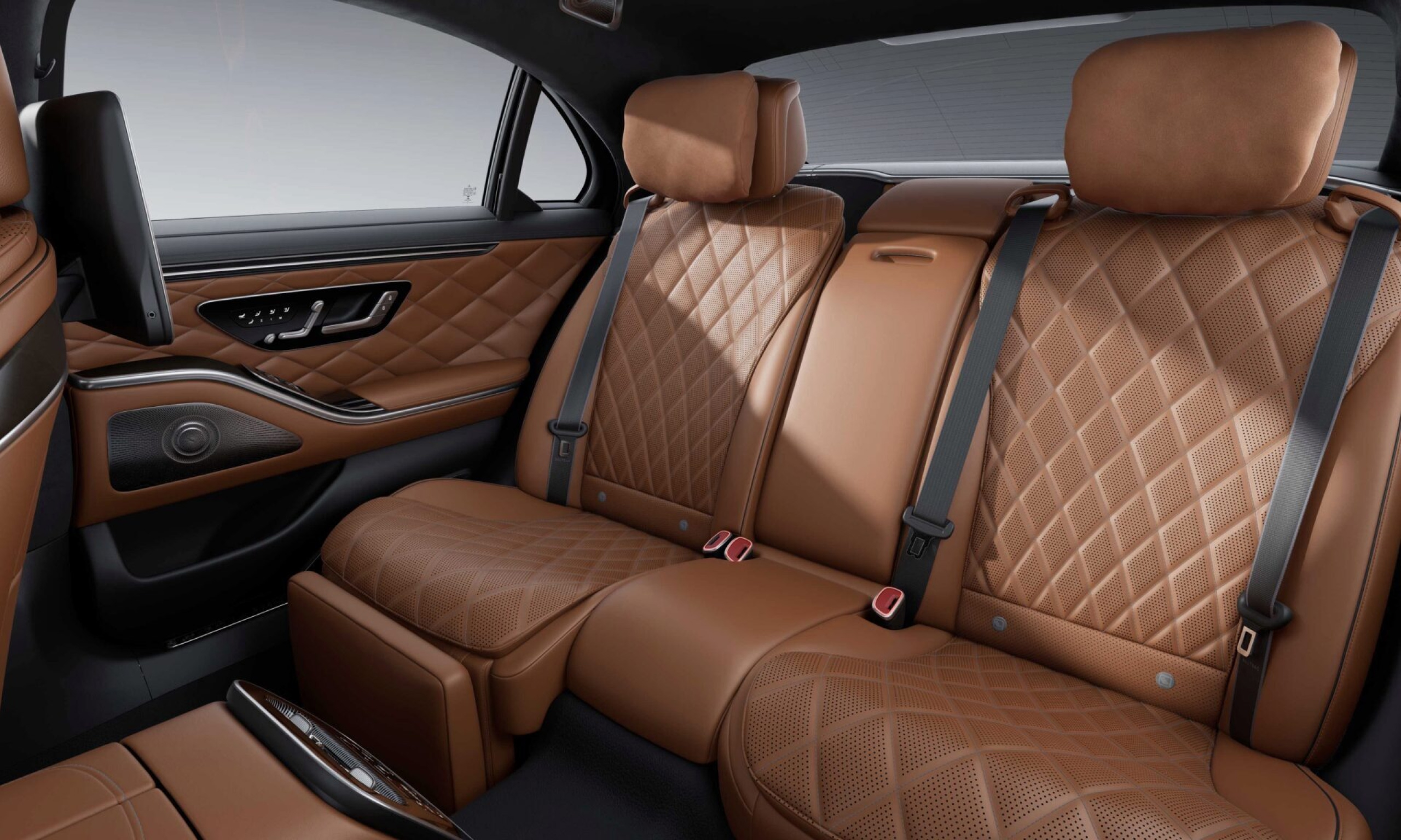 인테리어 | S-Class Sedan | 메르세데스-벤츠 두 앞좌석 사이에서 보인 새로운 메르세데스-벤츠 살룬의 조종석.