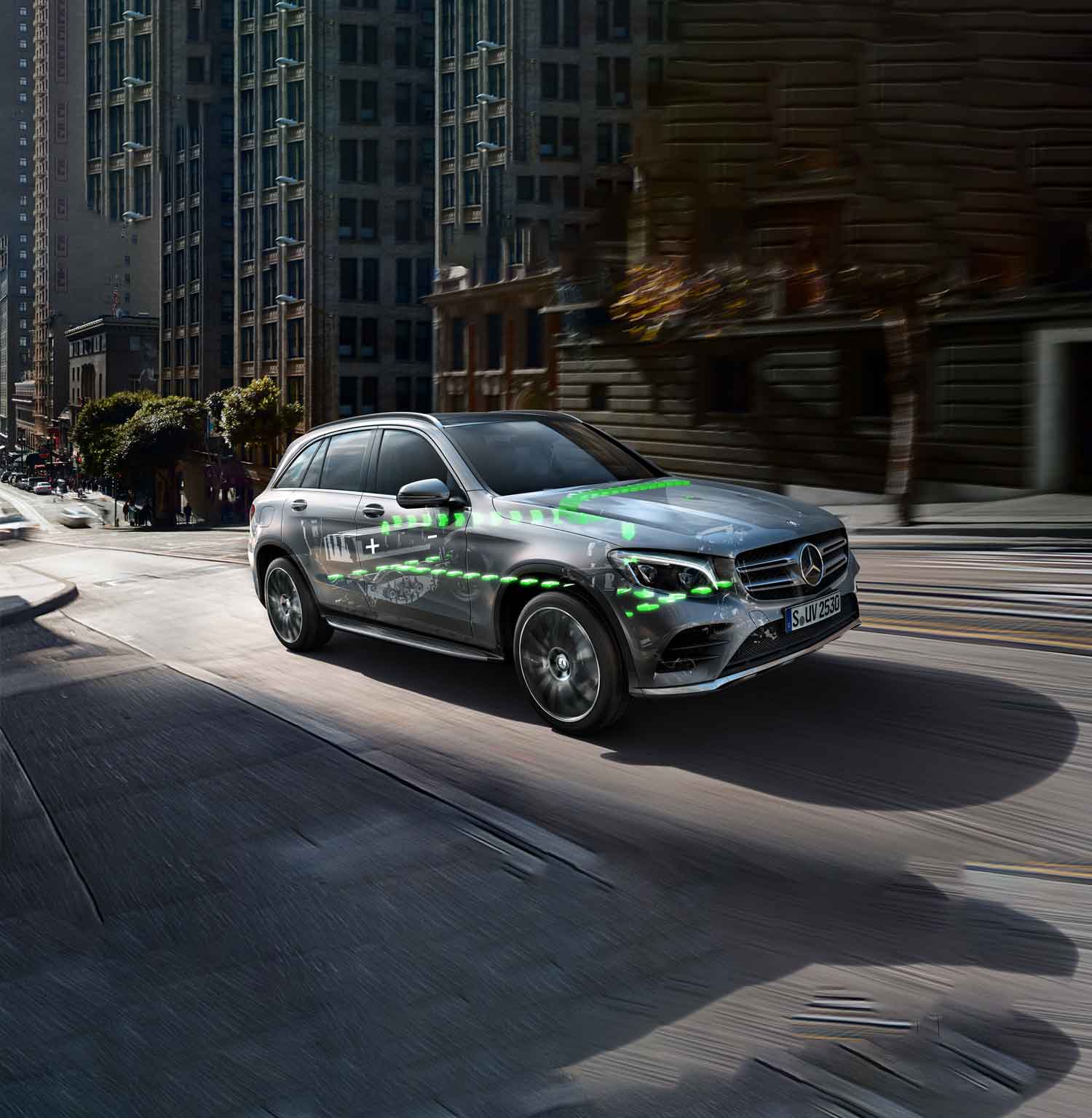 플러그인 하이브리드 "EQ Power"가 적용된 GLC-Class SUV의 모습. Mercedes-Benz EQ Power: 플러그인 하이브리드 구동 시스템이 탑재된 SUV.