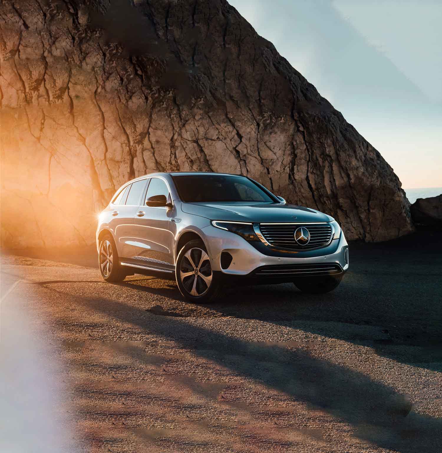 산악 지형에서 주행하는 Mercedes-Benz EQC. Mercedes-Benz EQC: Mercedes-Benz Power의 순수한 전기 주행 성능.