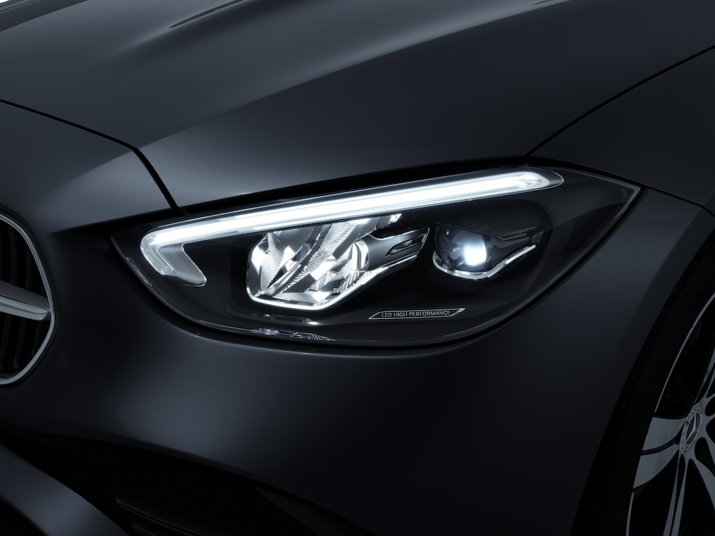Mercedes-Benz C-Class의 디지털 라이트 헤드라이트 시스템을 가까이에서 바라본 모습.