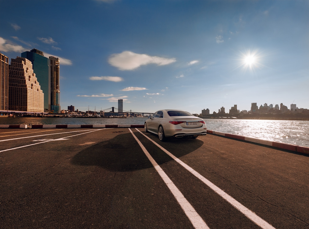 Mercedes-Benz S-Class Sedan 롱버전의 클래식 라디에이터 그릴에 장착된 수직형 메르세데스 스타.