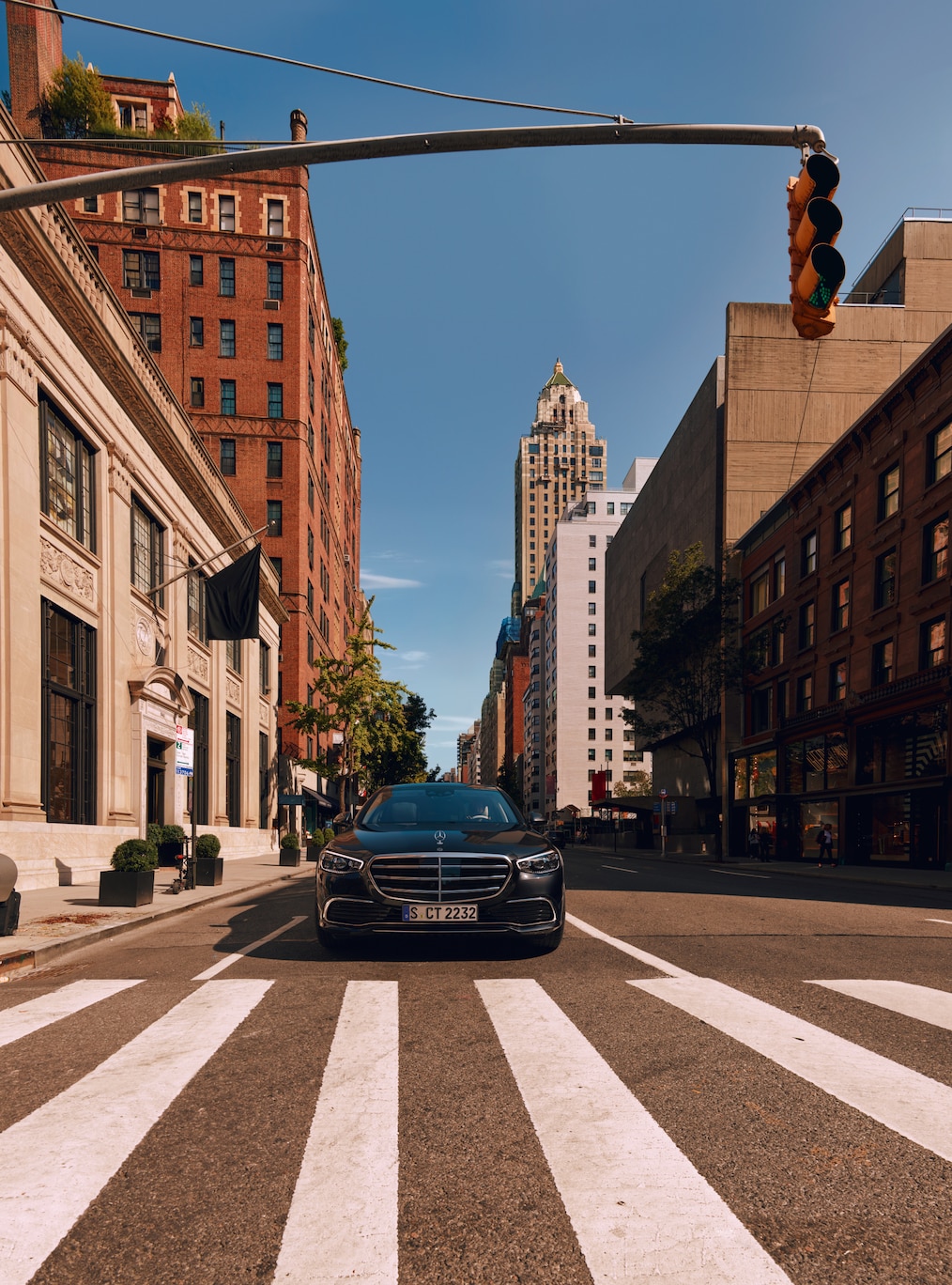 Mercedes-Benz S-Class Sedan 롱버전의 MBUX 뒷좌석 태블릿이 장착된 퍼스트 클래스 리어 컴파트먼트.