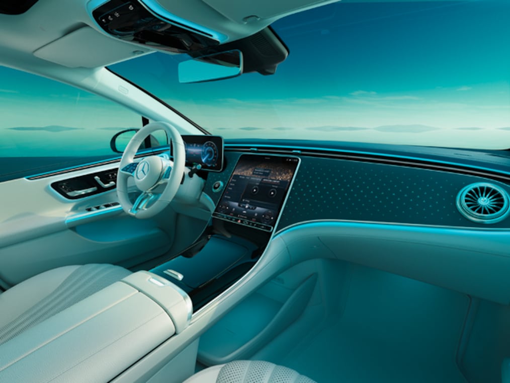 메르세데스-벤츠 EQE 세단의 인테리어.