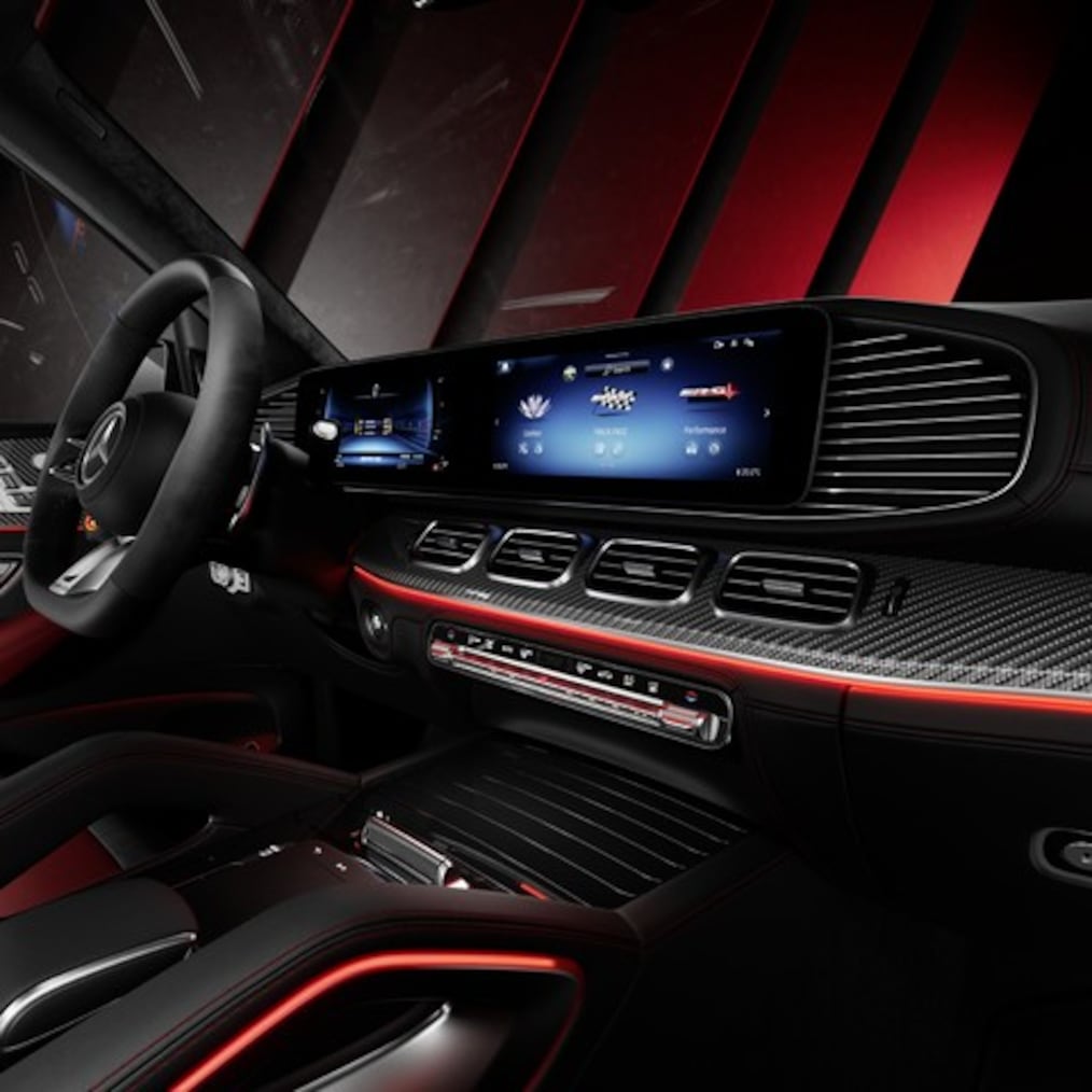 Mercedes-AMG GLE SUV in MANUFAKTUR 하이테크 실버 마그노 에디션이 적용된 Mercedes-AMG GLE SUV를 측면에서 바라본 모습.