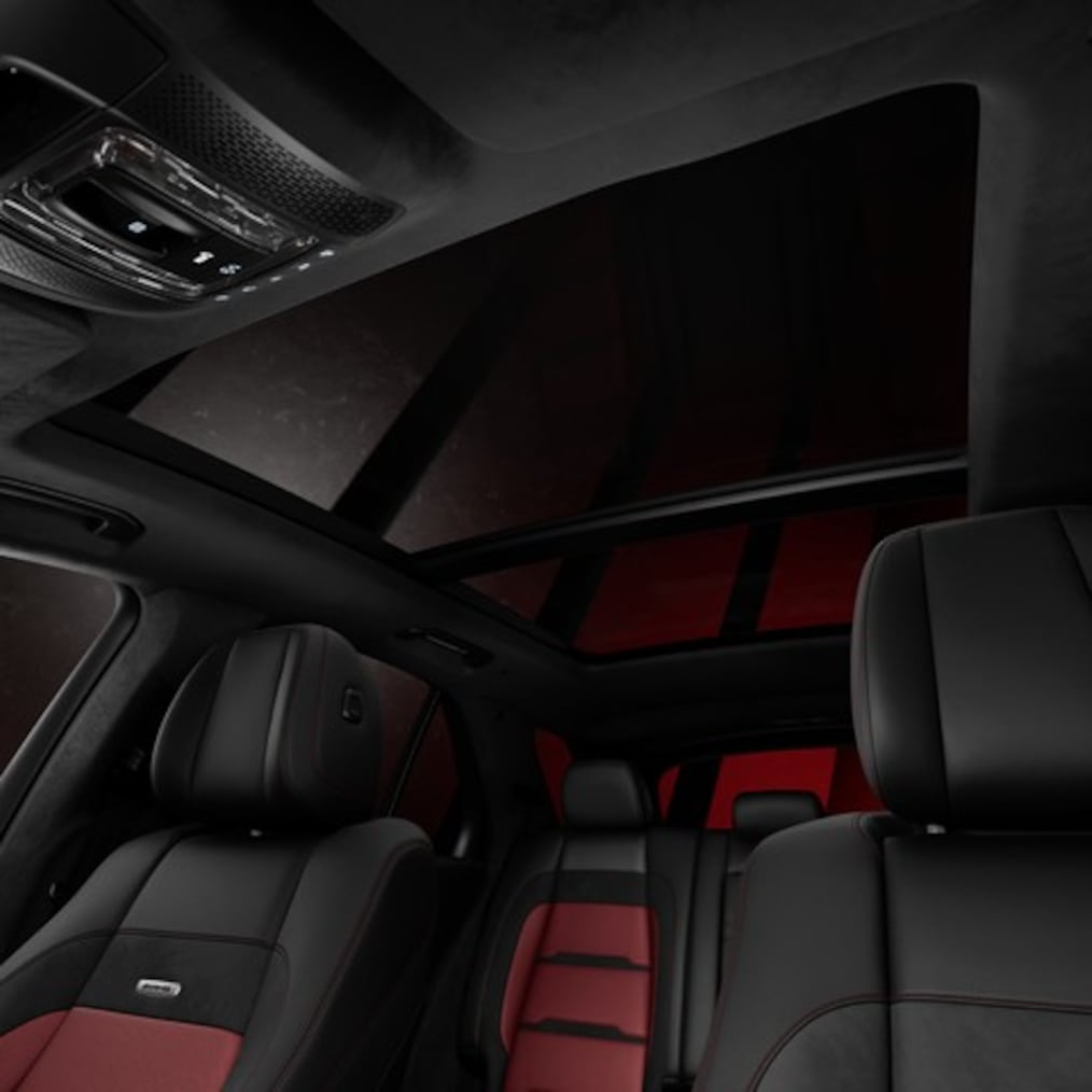 Mercedes-AMG GLE SUV의 역동적인 주행 모습(주행 중인 모습).