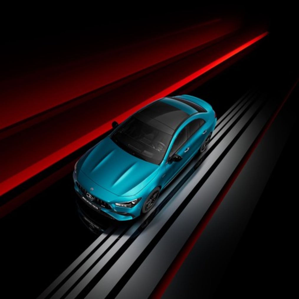 AMG 퍼포먼스 시트와 AMG 퍼포먼스 스티어링 휠이 적용된 Mercedes-AMG CLA Coupé 인테리어.