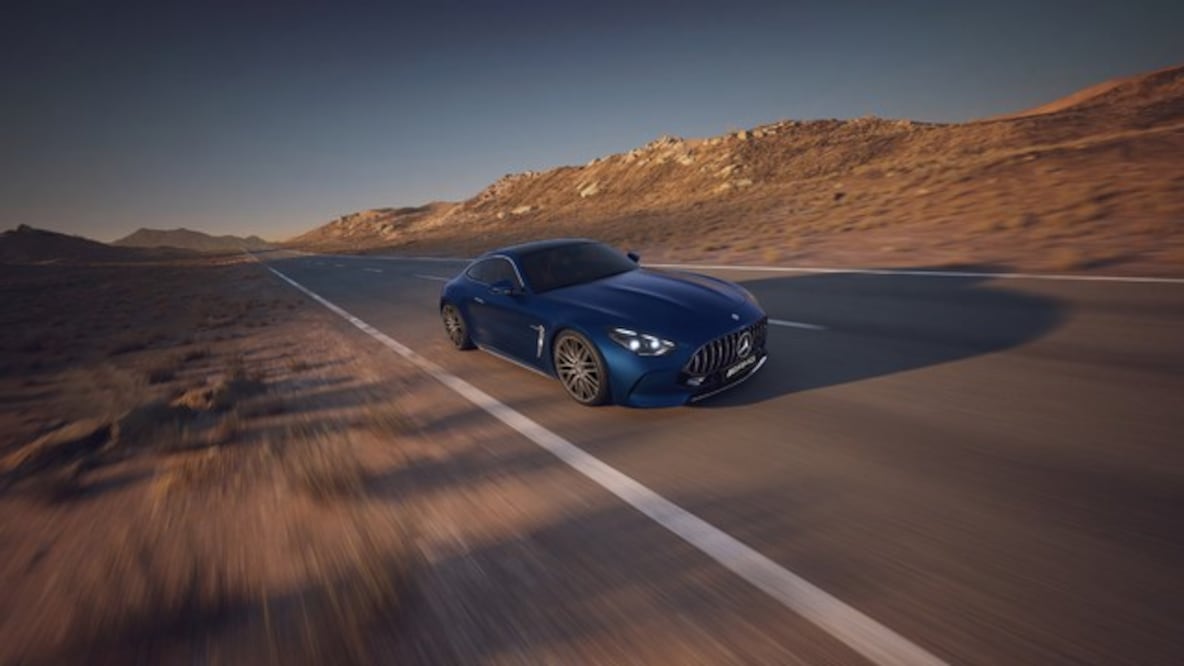 Mercedes-AMG GT 43 Coupé의 익스테리어를 측면에서 바라본 모습.