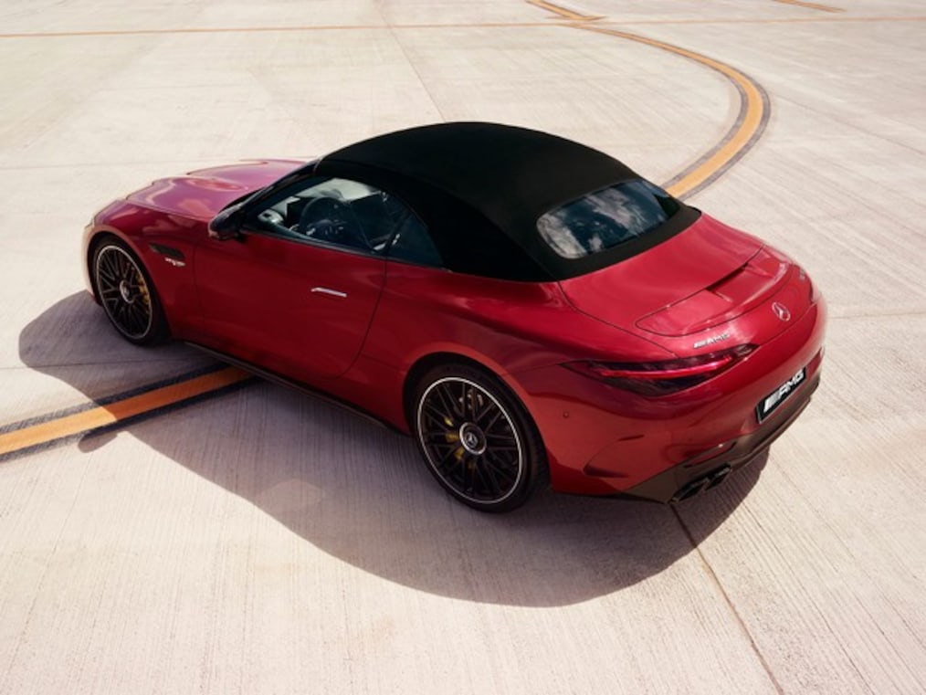 소프트 탑을 연 Mercedes-AMG SL Roadster를 위에서 바라본 모습